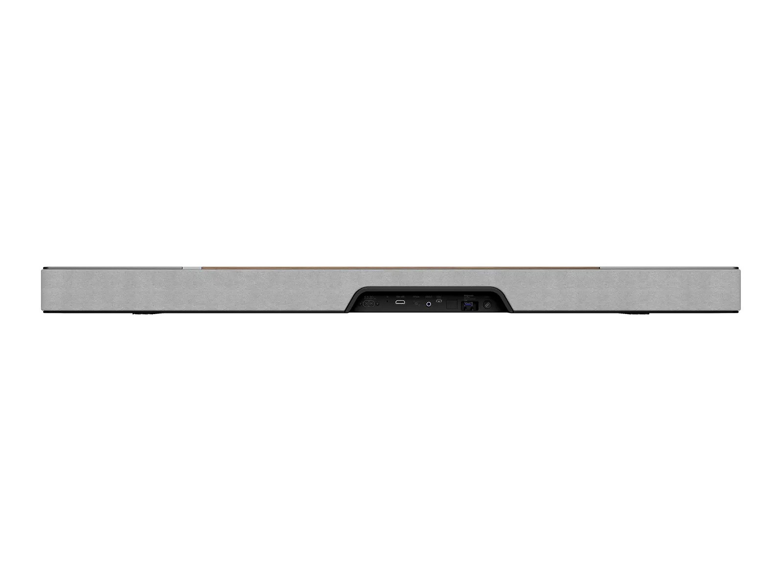 Eine silberne und hölzerne Soundbar. Auf der Rückseite befinden sich mehrere Anschlüsse und Knöpfe. Der Hintergrund ist weiß.