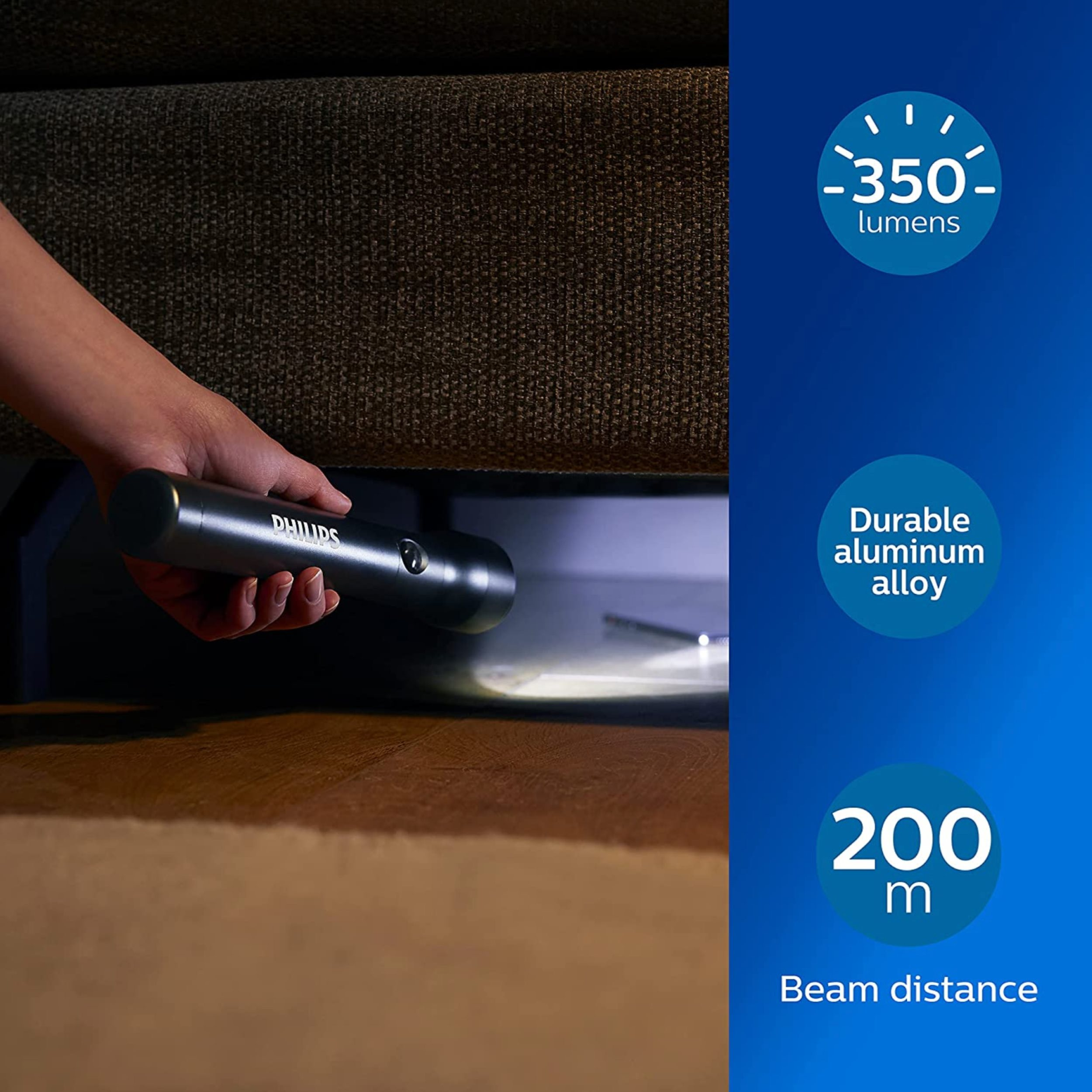 Una mano tiene una torcia Philips. La luce brilla verso il pavimento. Lo sfondo ha testo su lumen, materiale e distanza del fascio.
