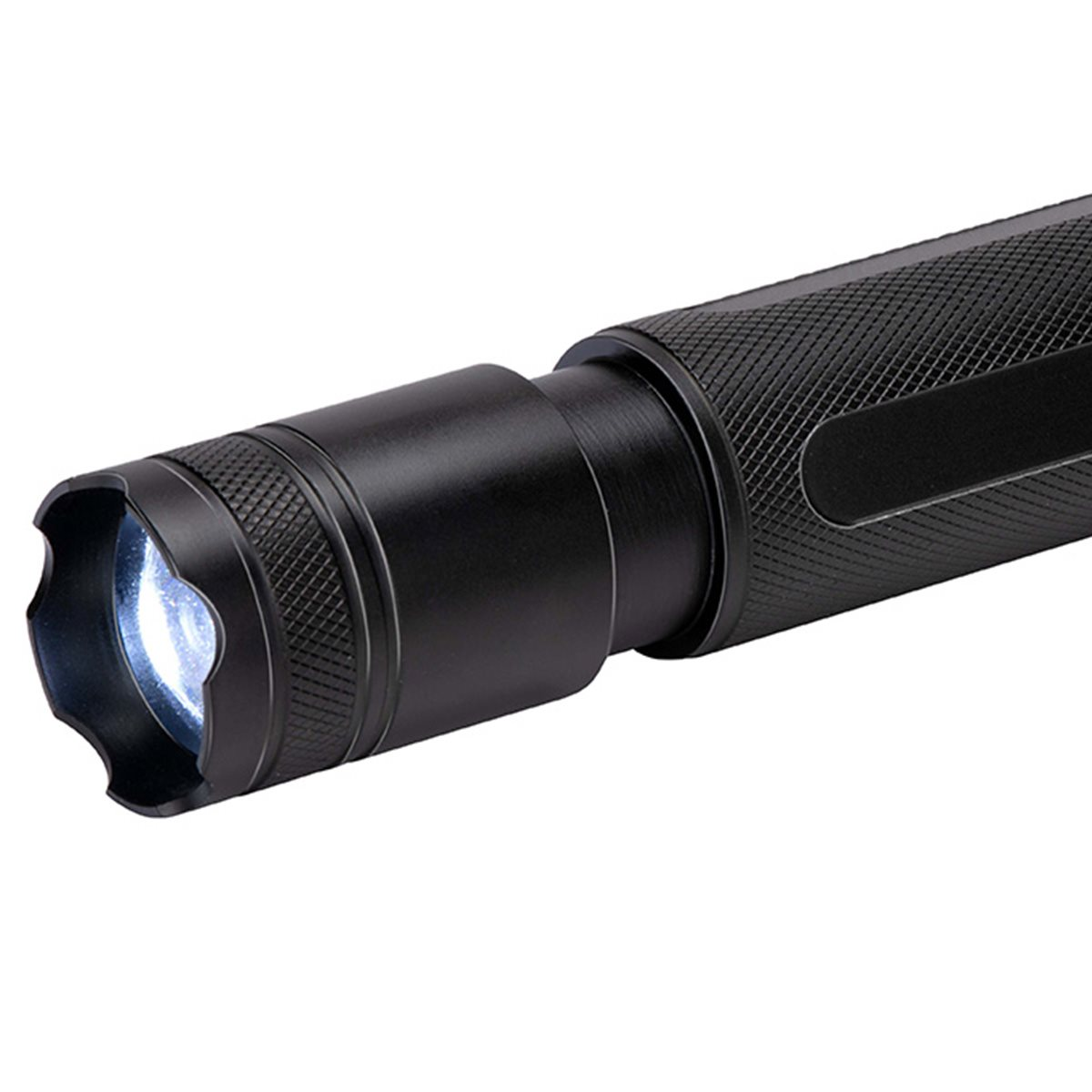 Een zwarte zaklamp is naar de kijker gericht. Het licht is aan en straalt helder wit licht uit. De handgreep heeft een textuurpatroon.