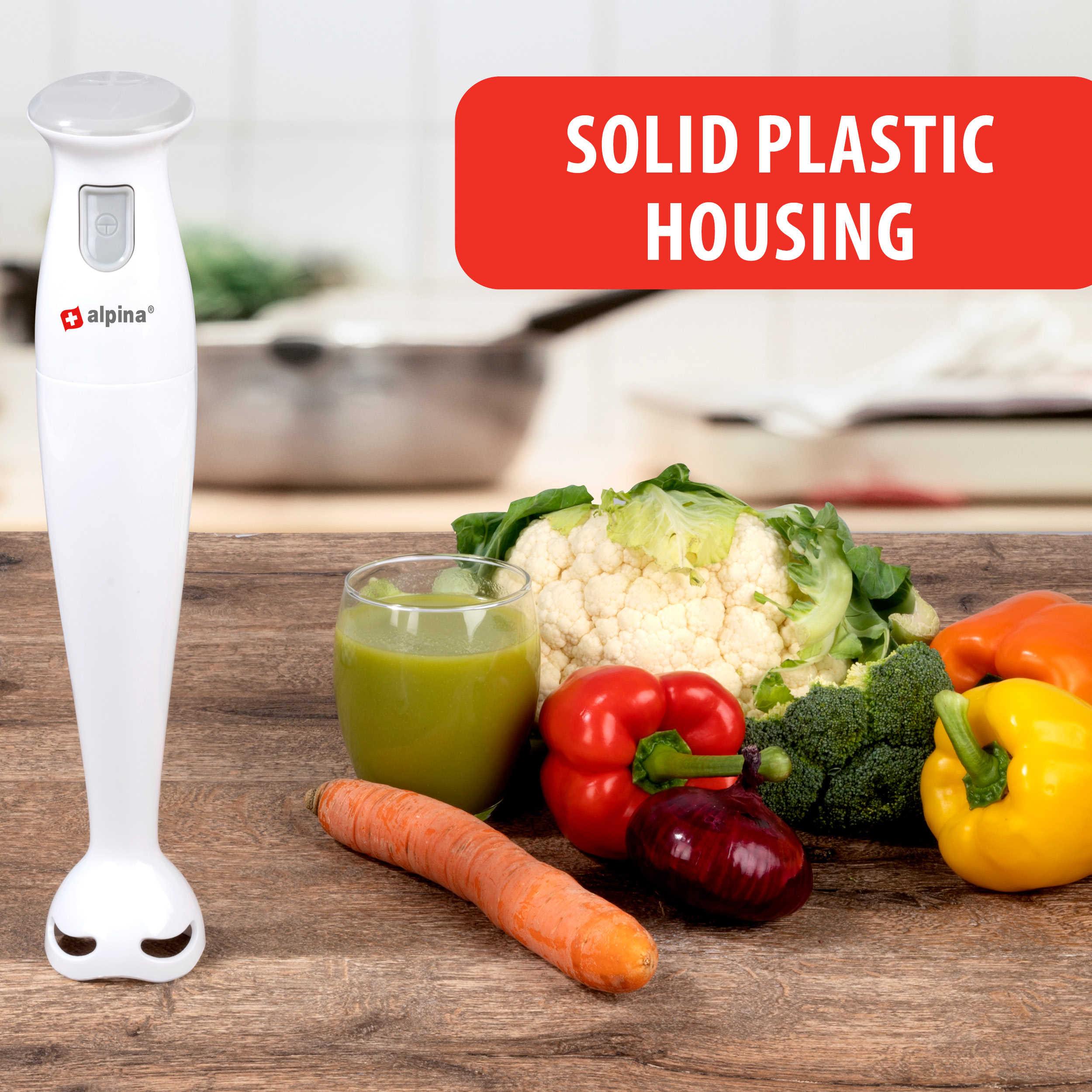 Ein weißer Alpina-Stabmixer steht neben Gemüse wie Blumenkohl, Paprika, Brokkoli und einer Karotte.