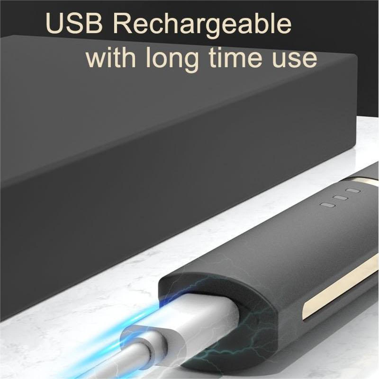 Das Bild zeigt ein schwarzes Gerät mit der Aufschrift USB Rechargeable. Ein weißes Kabel mit blauem Schein ist eingesteckt. Dunkler Hintergrund.