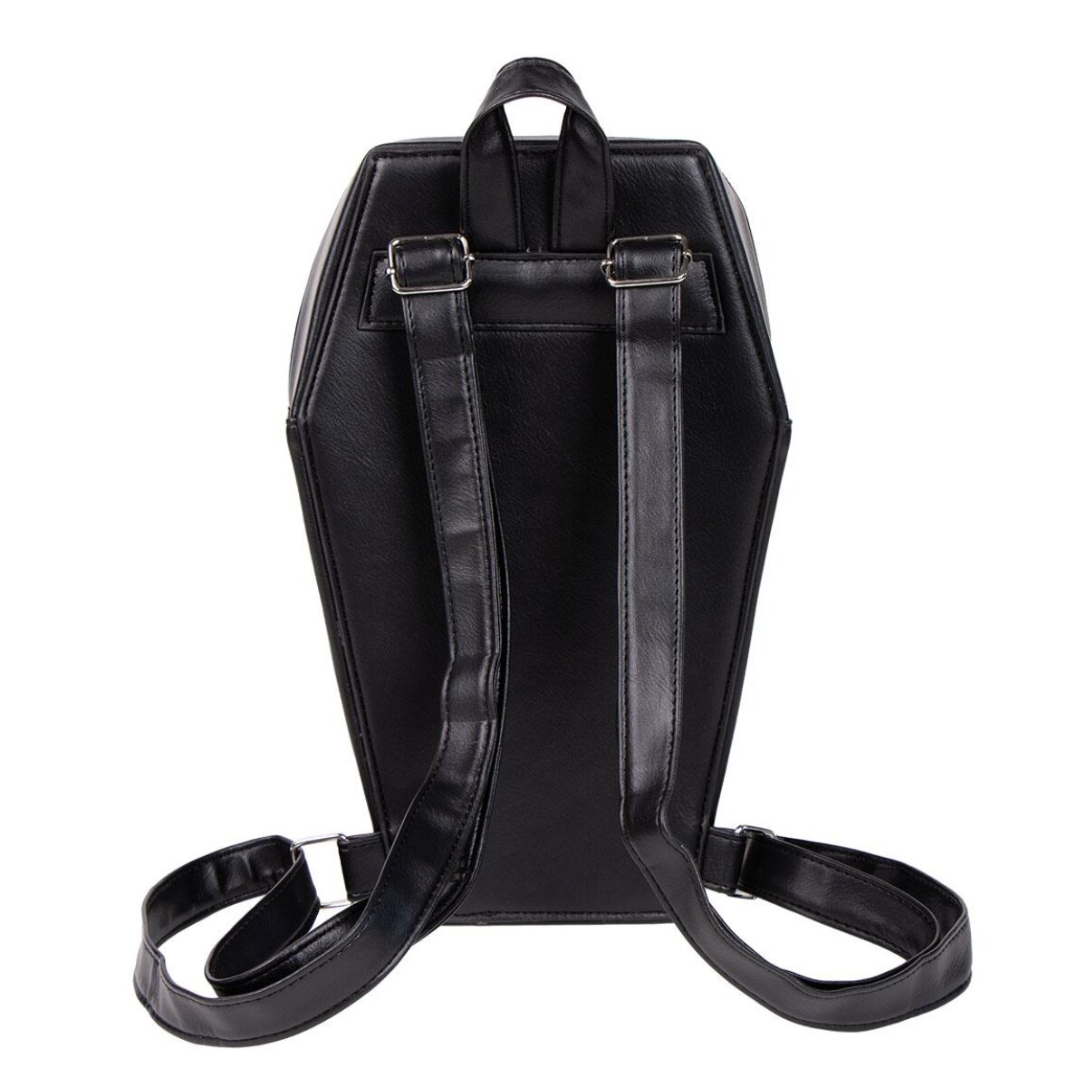 Mochila negra con forma de ataúd, con correas y asa. Se ven hebillas plateadas y una textura lisa, similar al cuero.