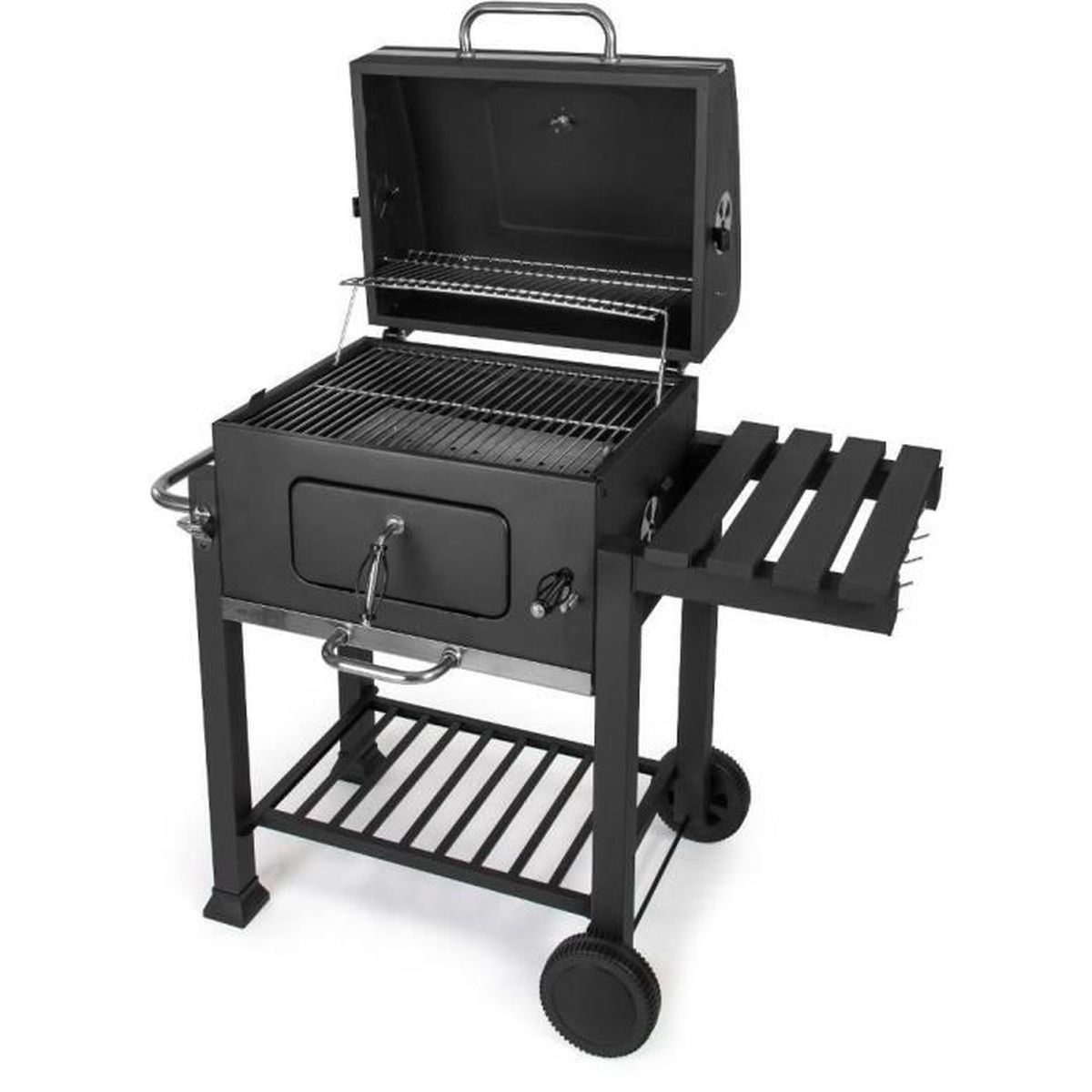 Schwarzer Holzkohlegrill mit offenem Deckel, Kochrosten, Seitenablage und Rädern. Mit Vordertür und unterem Ablageregal.