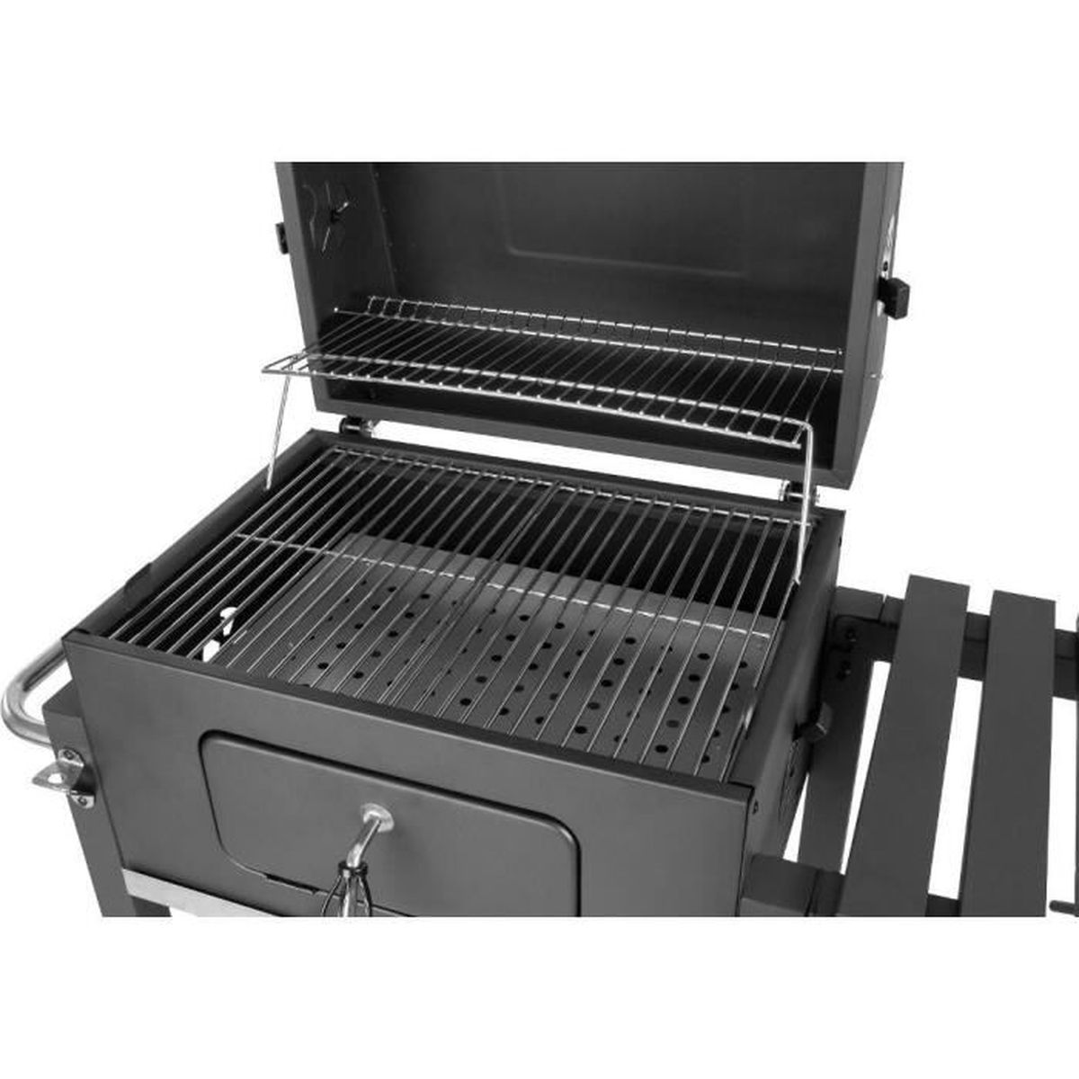 Ein Holzkohlegrill mit offenem Deckel. Er hat einen Grillrost und ein unteres Regal. Der Grill ist dunkelgrau und steht auf weißem Hintergrund.