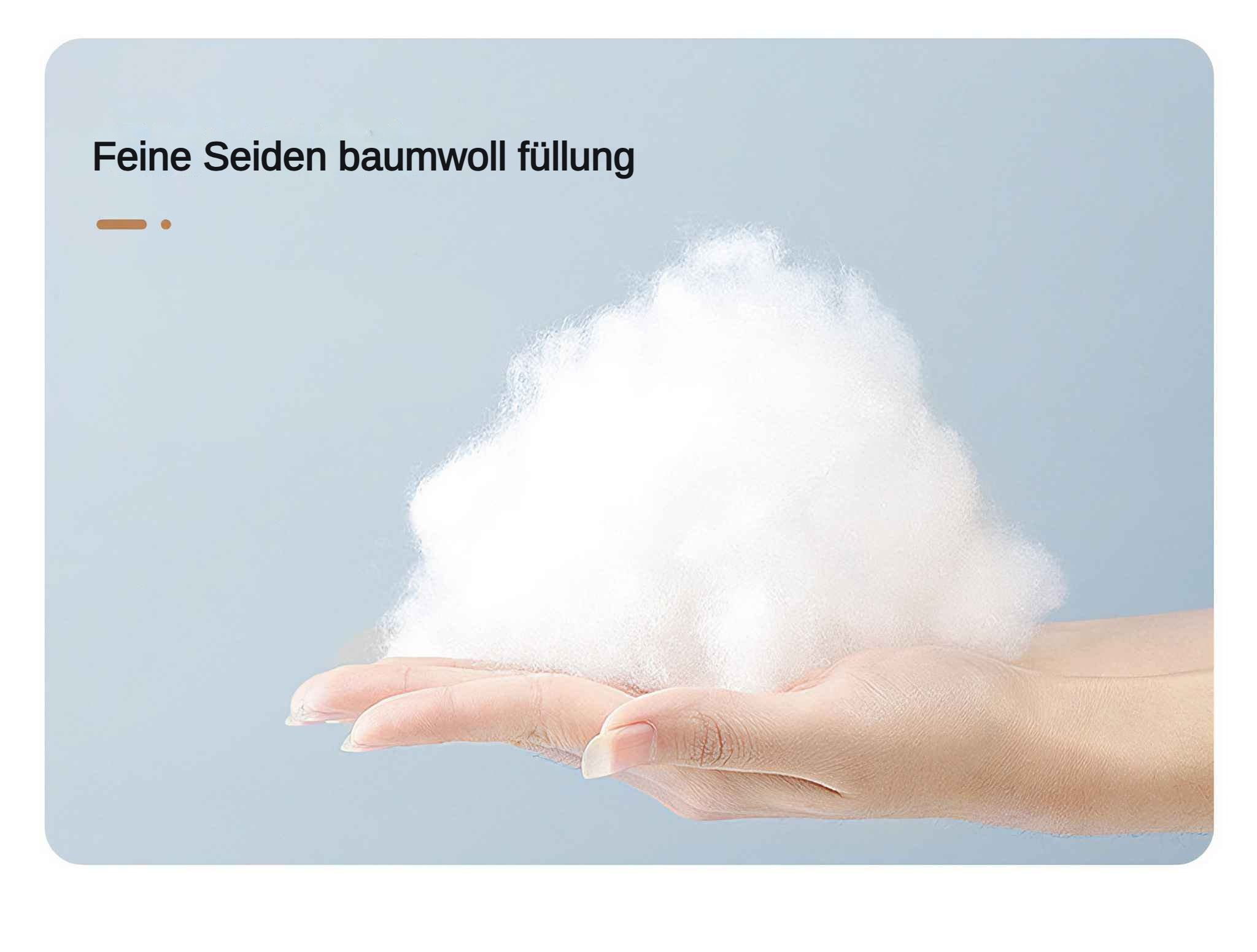Eine Hand hält ein weiches, weißes Material vor einem hellblauen Hintergrund. Oben steht: 'Feine Seiden-Baumwollfüllung'.