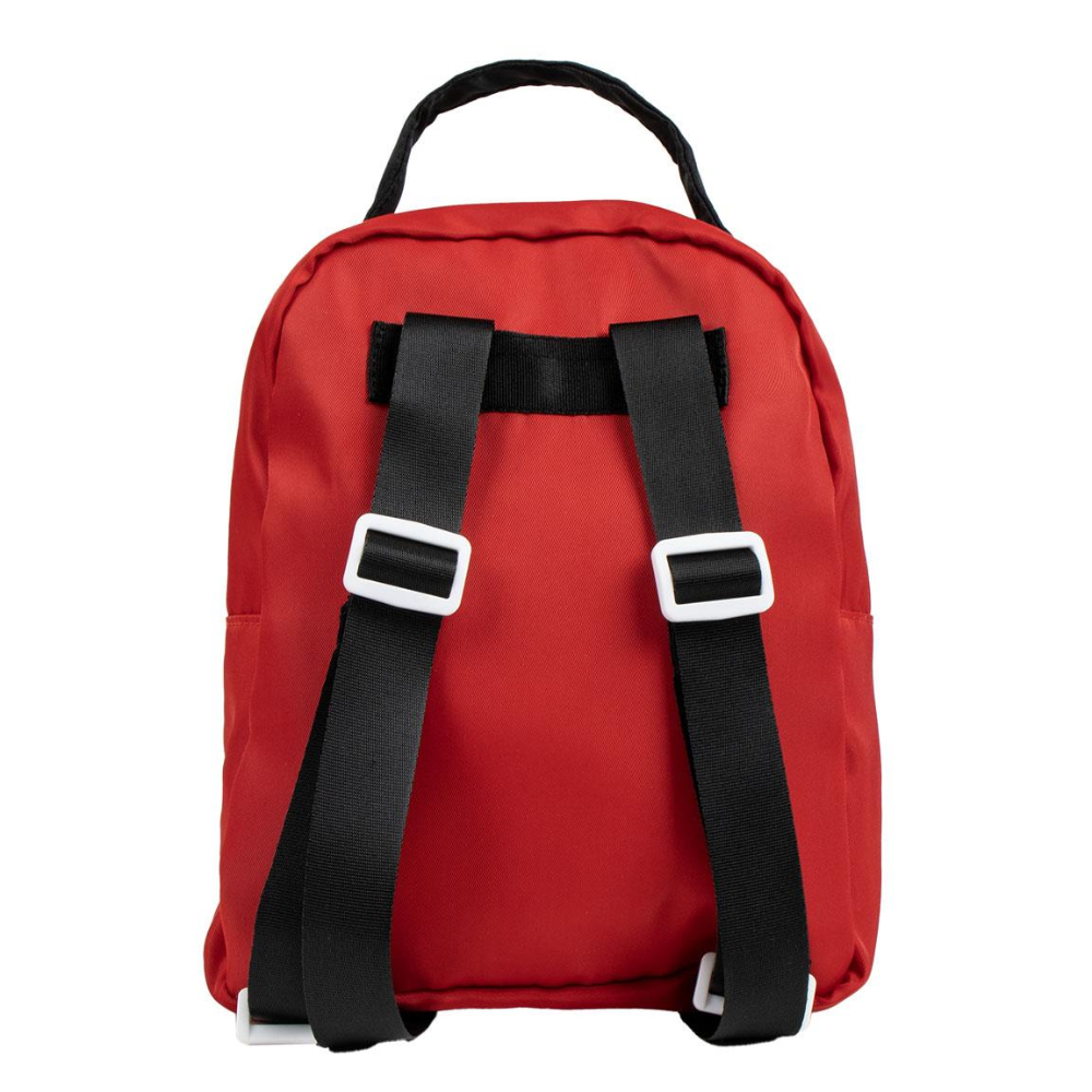 Una mochila roja con correas negras, hebillas blancas y un asa negra se muestra sobre un fondo blanco.