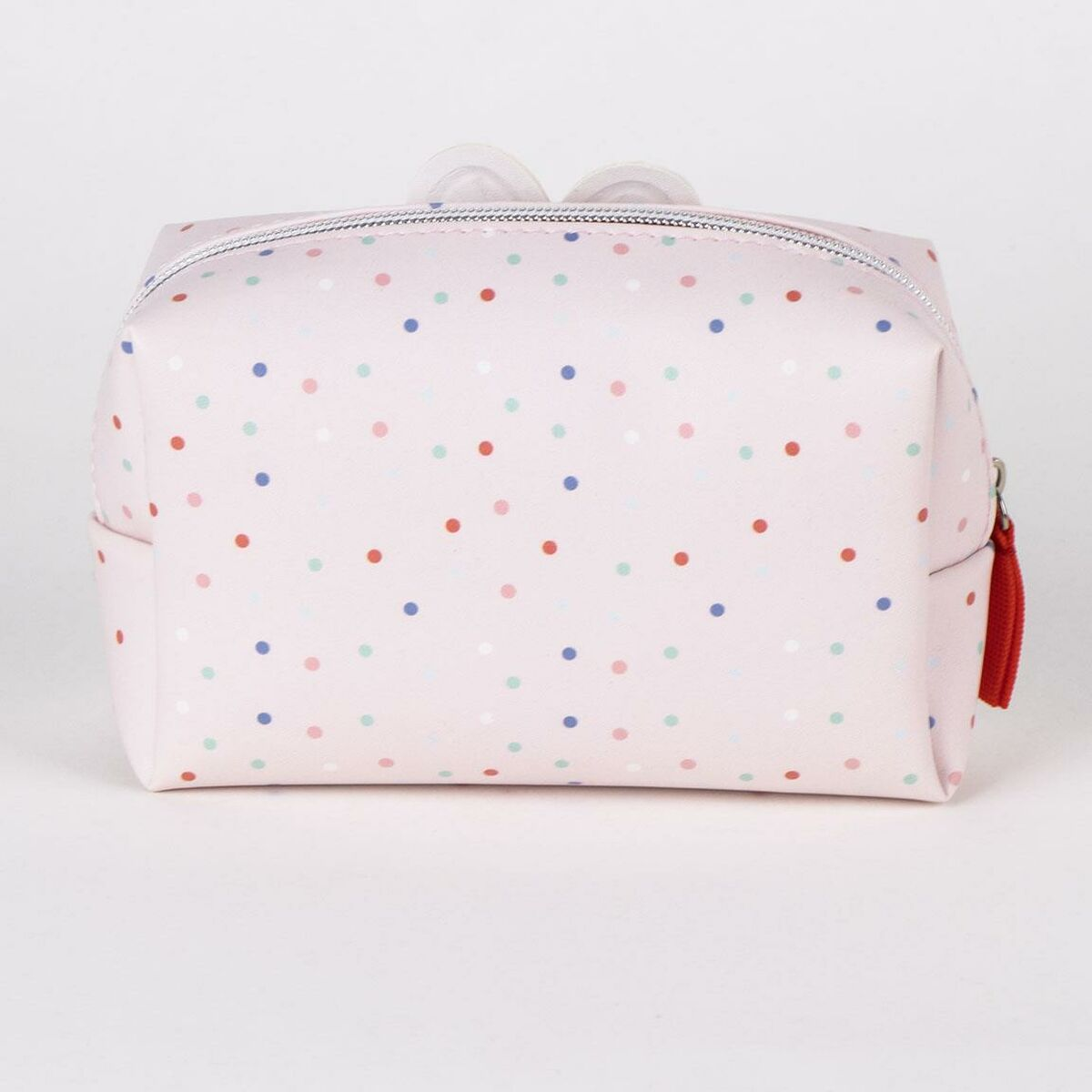 Eine rosa Kosmetiktasche mit Polka-Dots und einem Reißverschluss. Oben befinden sich zwei kleine, weiße, ohrenförmige Formen.