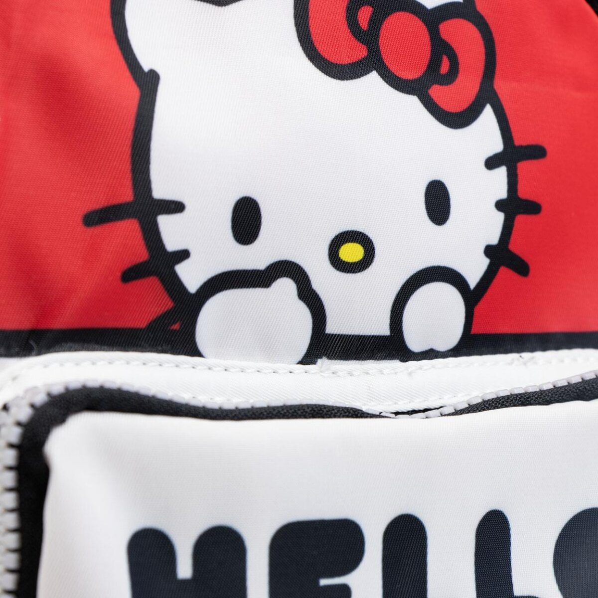 Primer plano de una mochila de Hello Kitty. Cara blanca con detalles negros y un lazo rojo. El fondo es rojo y la parte inferior dice HELLO.