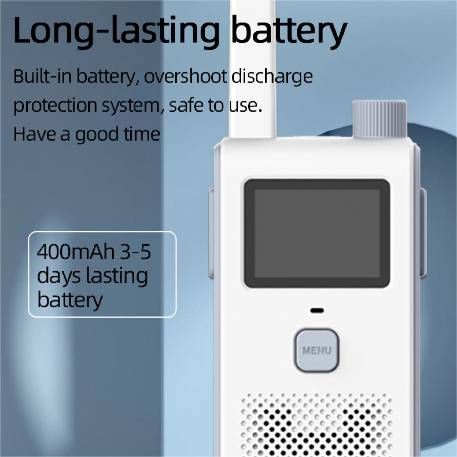Weißes Walkie-Talkie mit Bildschirm, 'MENU'-Taste und Text über einen langlebigen 400-mAh-Akku.
