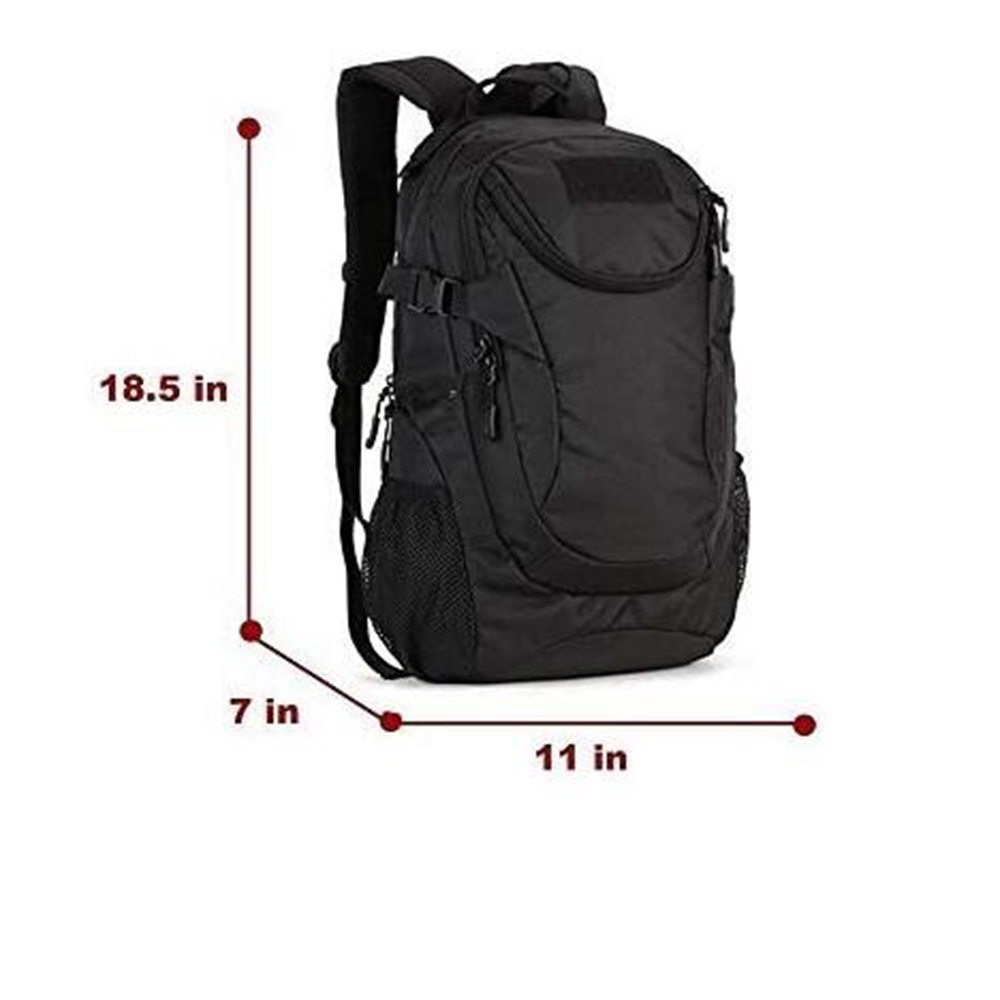 Ein schwarzer Rucksack wird gezeigt. Die Abmessungen sind angegeben: 18,5 Zoll hoch, 11 Zoll breit und 7 Zoll tief. Er hat mehrere Fächer.