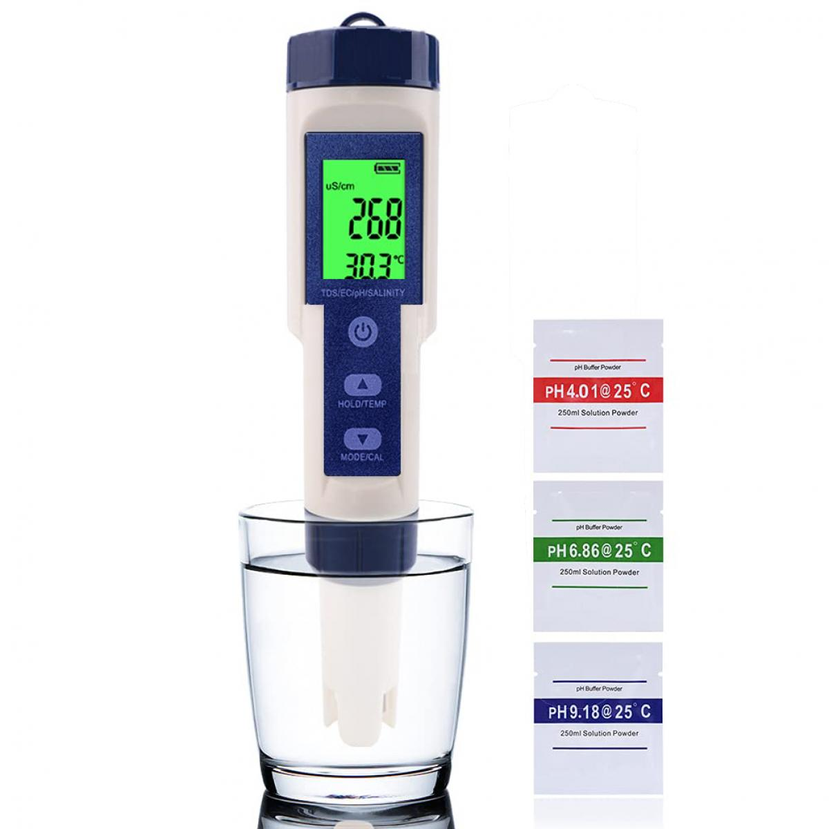 Ein digitales Messgerät in einem Glas Wasser, das Messwerte anzeigt. Drei pH-Pufferpulverpackungen befinden sich auf der rechten Seite.