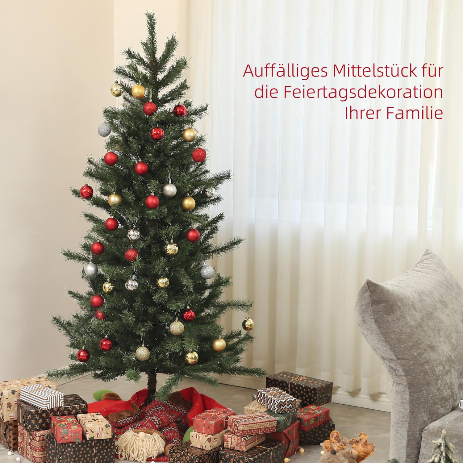Ein geschmückter Weihnachtsbaum mit Ornamenten und darunter verpackten Geschenken. Im Hintergrund ist ein graues Sofa.