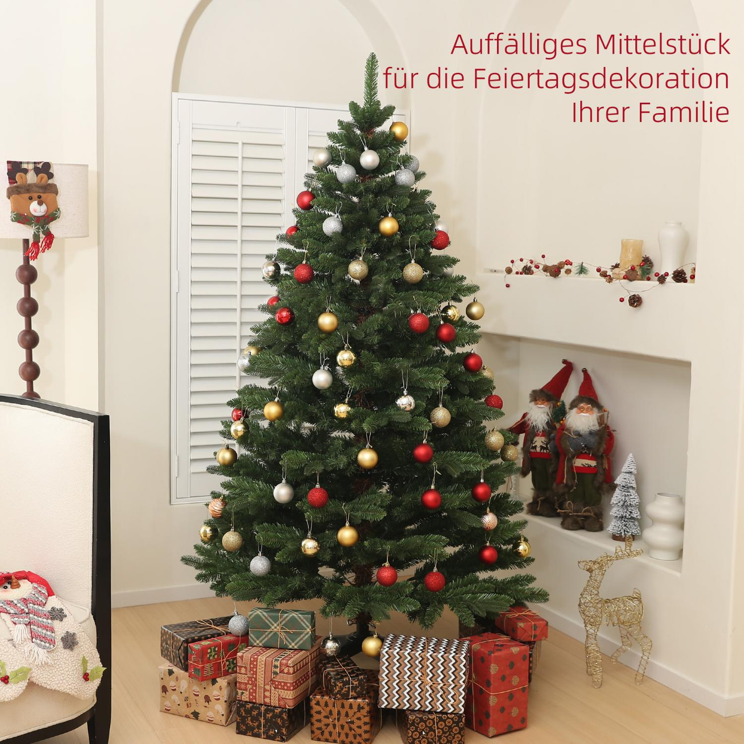 Ein geschmückter Weihnachtsbaum mit Ornamenten, Geschenken und Dekorationen. Im Hintergrund zwei Weihnachtsmannfiguren.