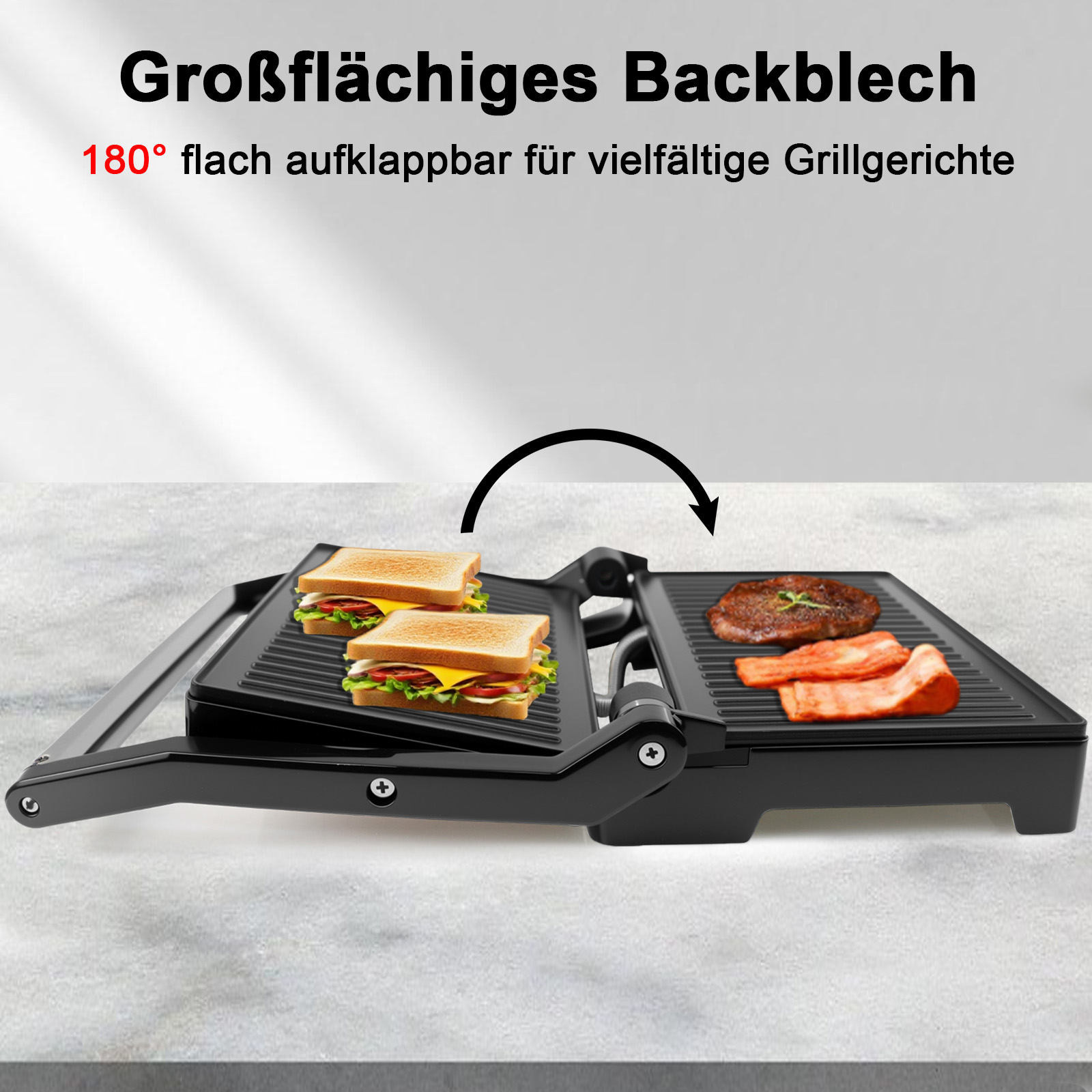 Ein schwarzer Elektrogrill mit Sandwiches, einem Steak und Speck vor einem weißen Hintergrund.