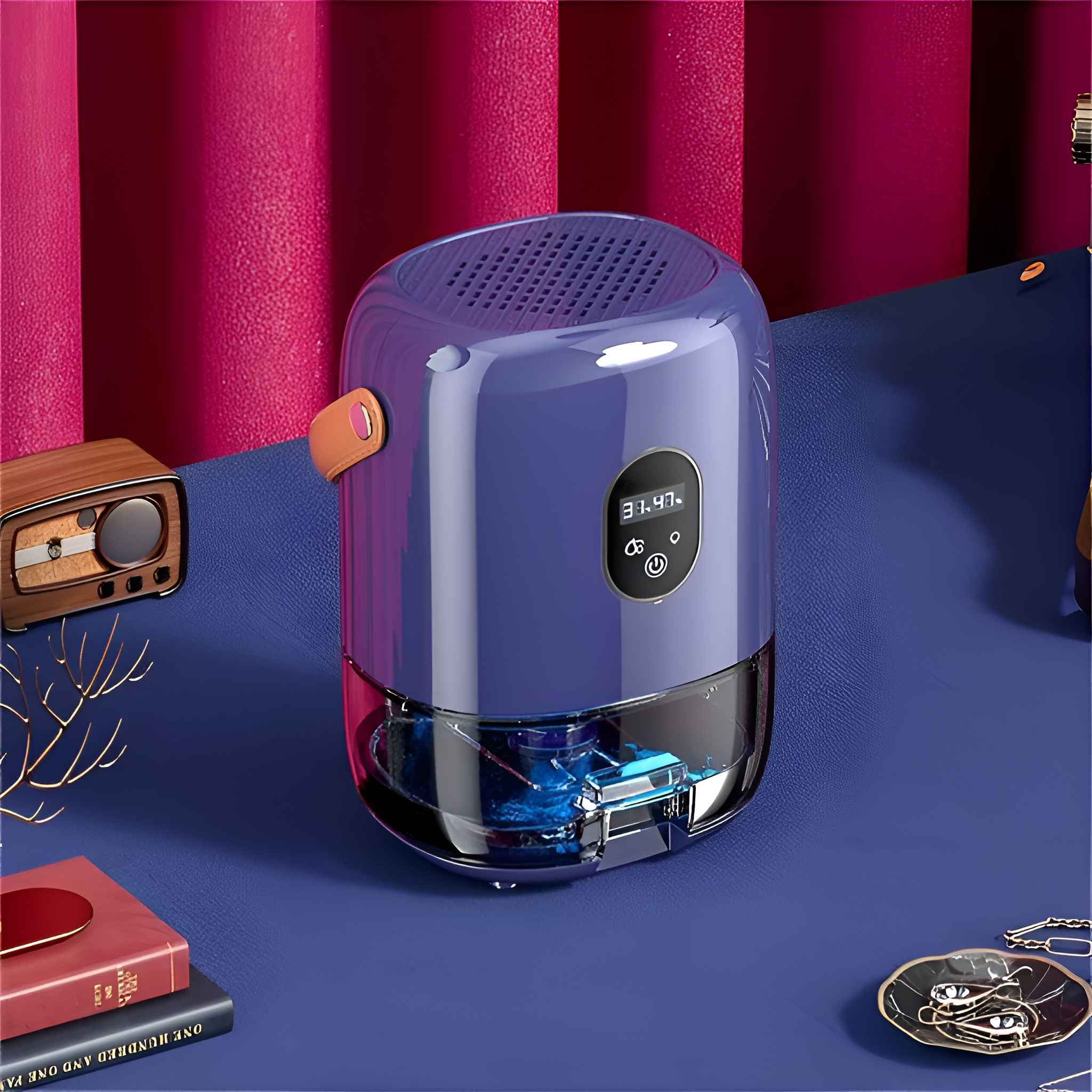 Ein blauer und klarer Luftentfeuchter mit Display. Ein Holzradio und Bücher stehen auf einer blauen Oberfläche. Lila und magenta Hintergrund.