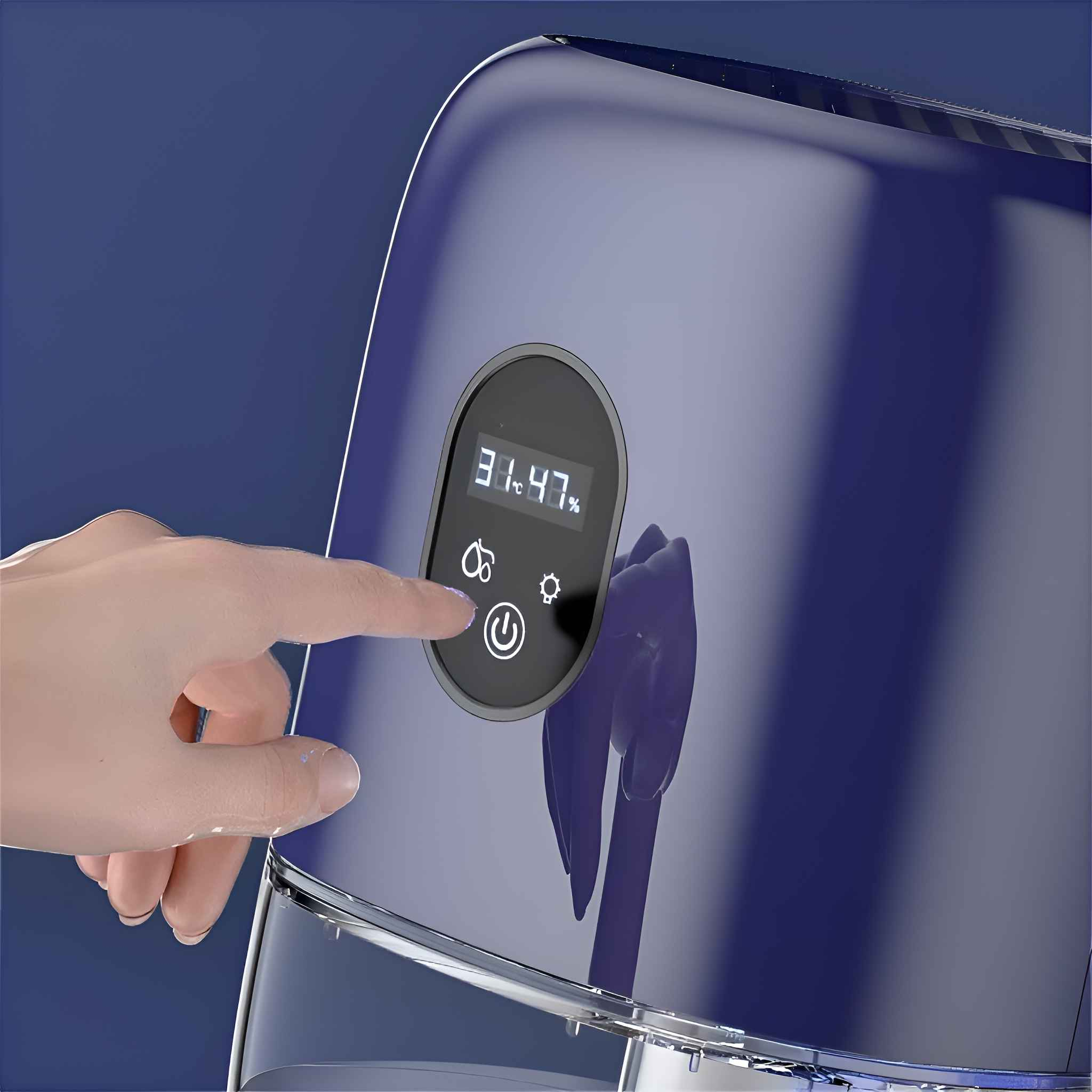 Eine Hand drückt eine Taste auf dem Bedienfeld einer Maschine. Das Panel zeigt 31,47% und Symbole. Die Maschine ist blau.
