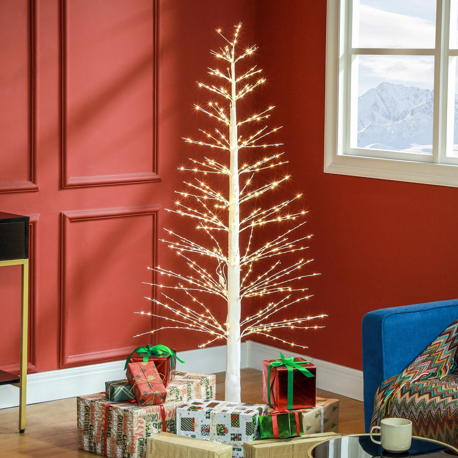 Ein weißer Weihnachtsbaum mit Lichtern steht in einem roten Raum. Geschenke umgeben den Baum. Eine blaue Couch und ein Fenster mit Bergblick sind vorhanden.
