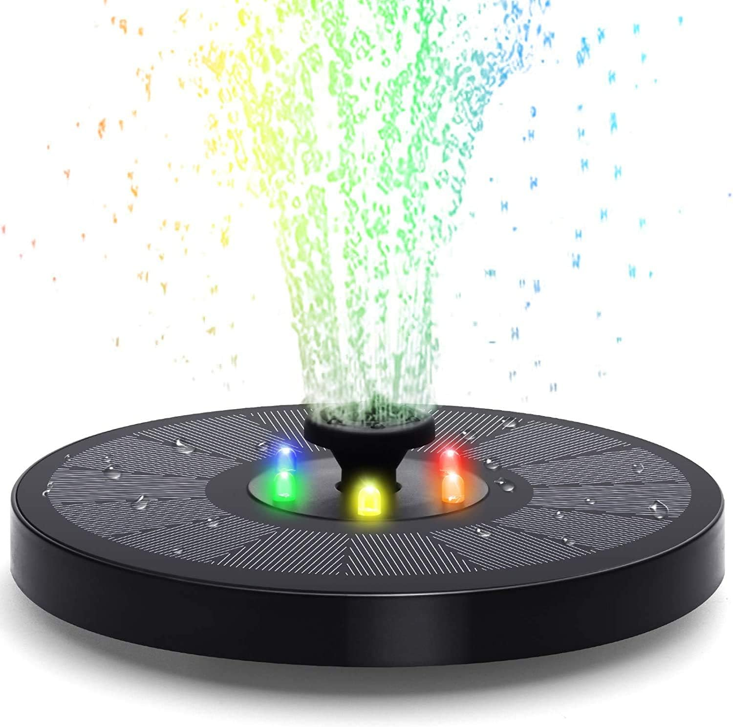 Ein solarbetriebener Springbrunnen mit Regenbogenfarben. Der Brunnen hat eine schwarze Basis mit LED-Leuchten. Wassertropfen sind sichtbar.