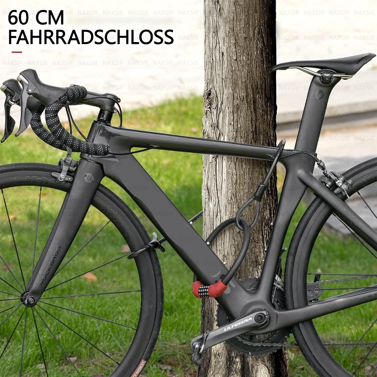 Ein schwarzes Fahrrad ist mit einem Zahlenschloss an einem Baum befestigt. Das Fahrrad steht auf Gras. Text: 60 cm FAHRRADSCHLOSS.