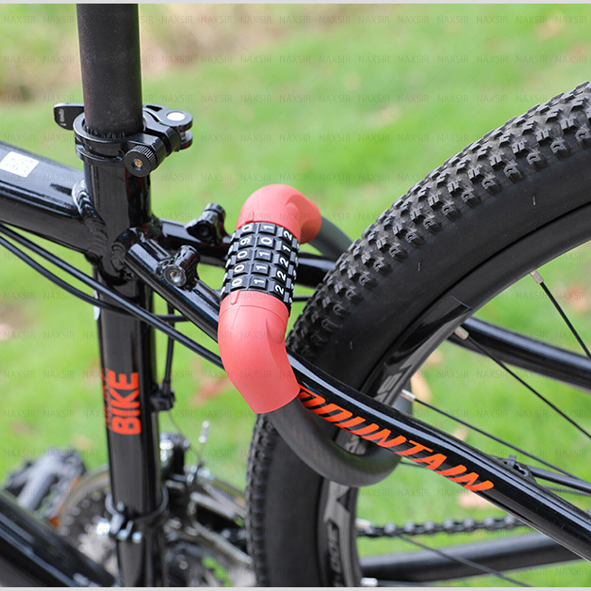 Ein schwarzes Mountainbike mit einem roten Schloss, das das Hinterrad sichert. Das Wort 'MOUNTAIN' ist auf dem Rahmen sichtbar.