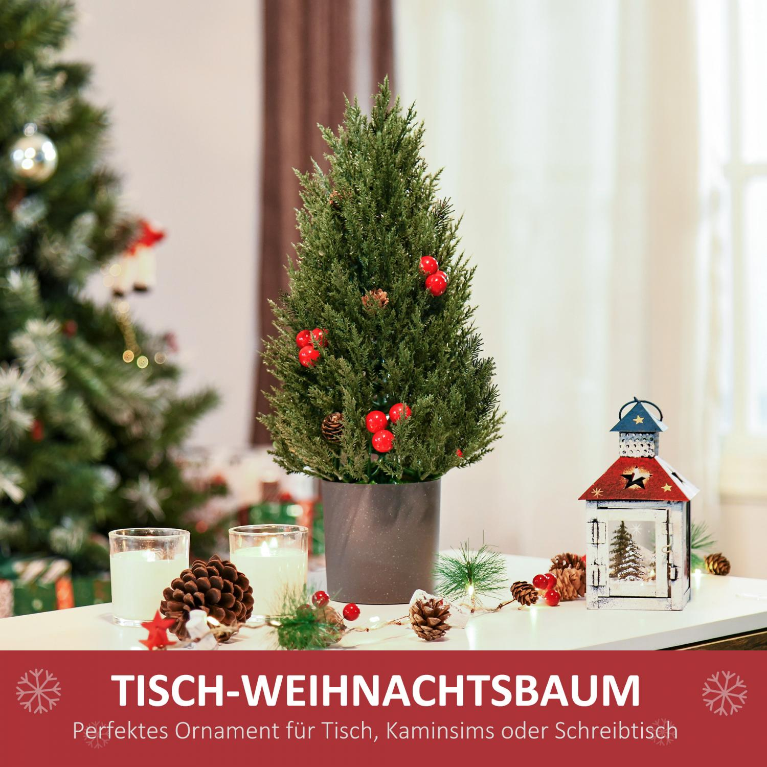 Ein kleiner Weihnachtsbaum mit roten Beeren steht auf einem Tisch. Kerzen, Tannenzapfen und eine Laterne schmücken die Szene.
