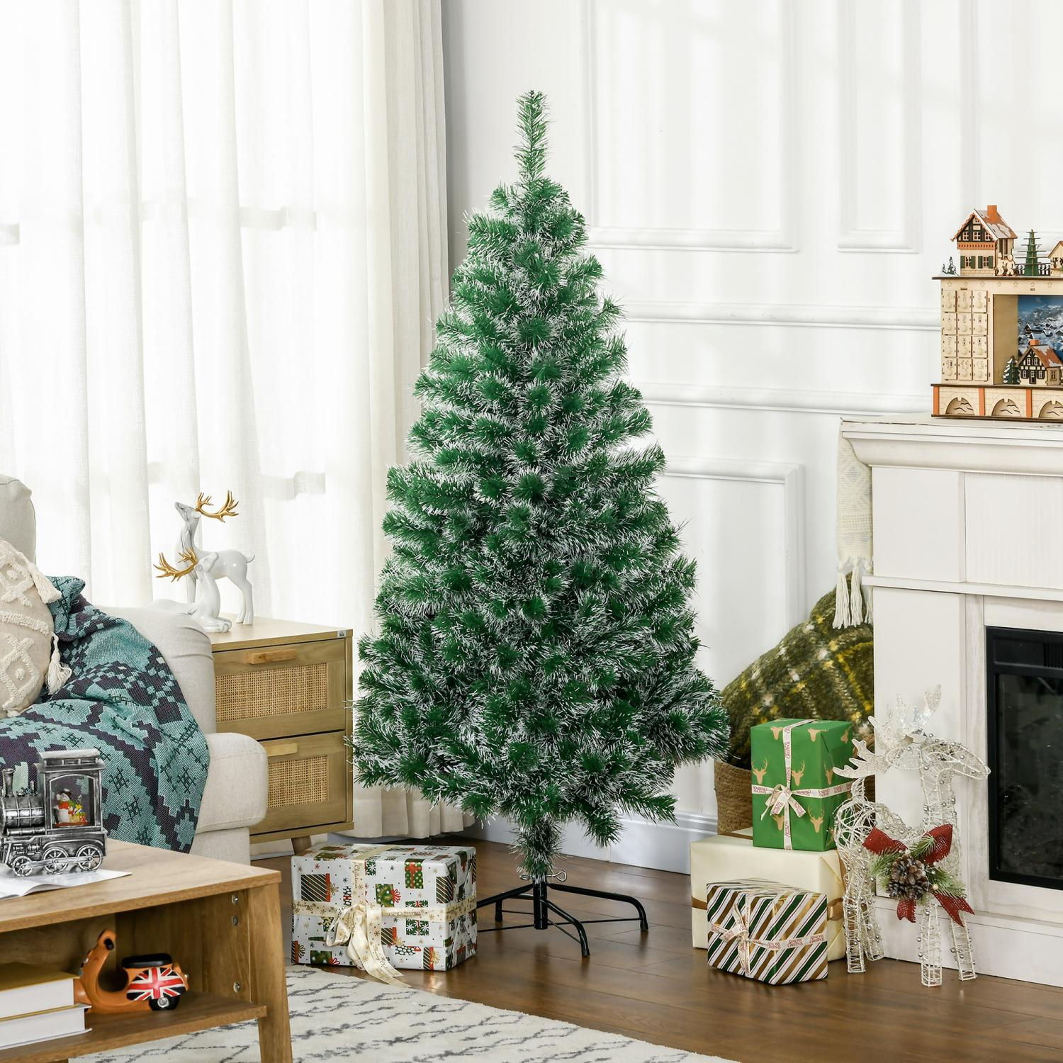 Ein geschmückter Weihnachtsbaum steht in einem Wohnzimmer. Geschenke sind um den Baum herum angeordnet. Ein Kamin und ein weißes Sofa sind im Hintergrund.