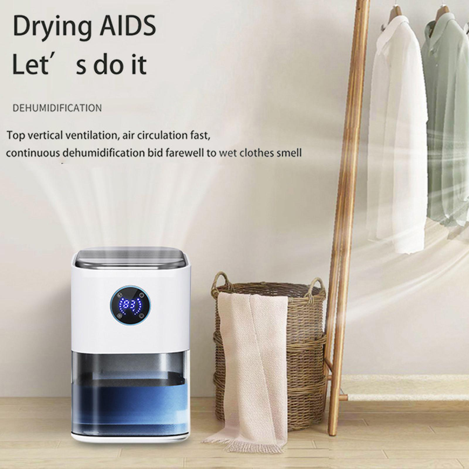 Weißer Luftentfeuchter mit blauem Wasser, Text 'Drying AIDS'. Wäscheständer und Korb im Hintergrund.