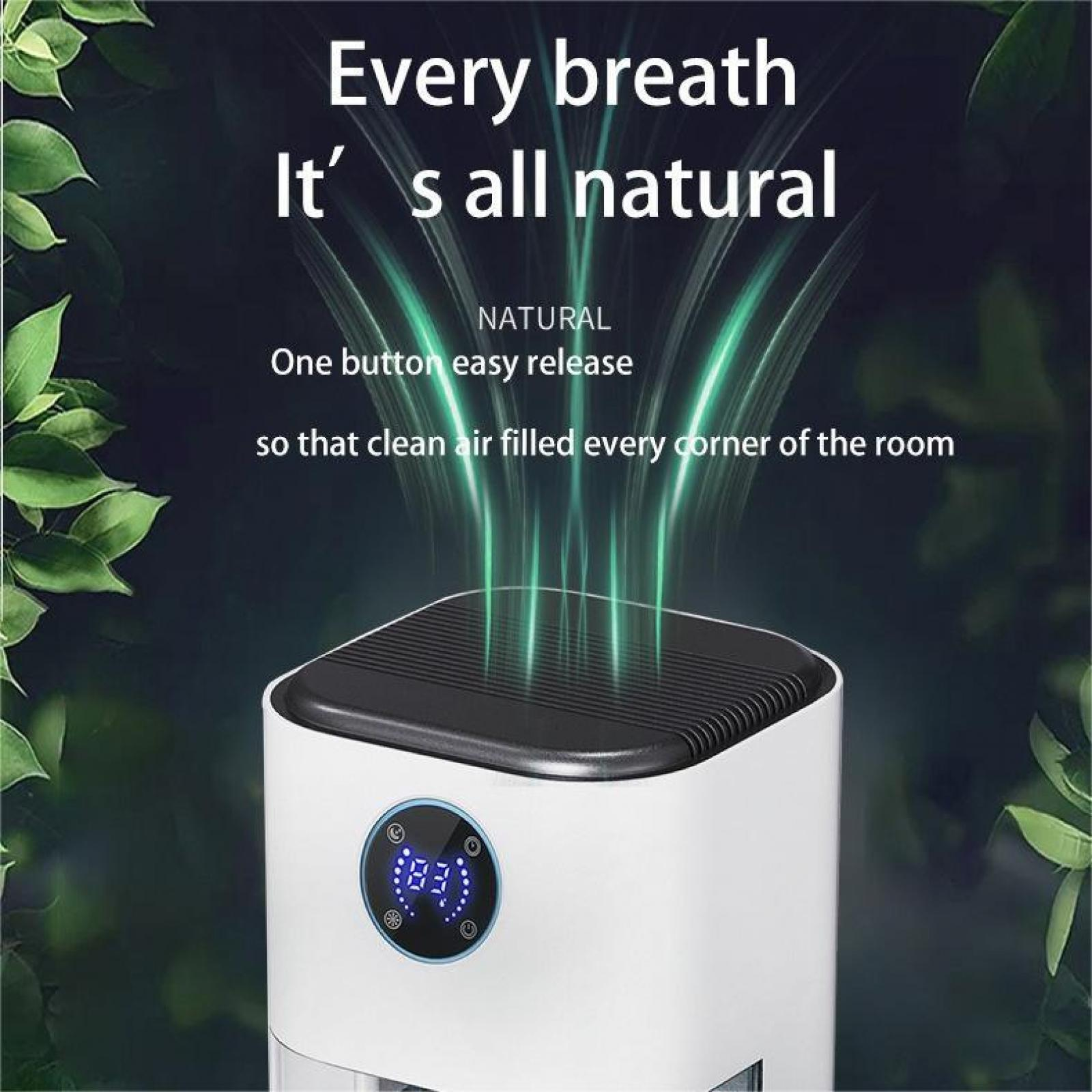 Ein Luftreiniger mit Digitalanzeige. Der Text lautet 'Every breath it's all natural'. Grüne Blätter im Hintergrund.