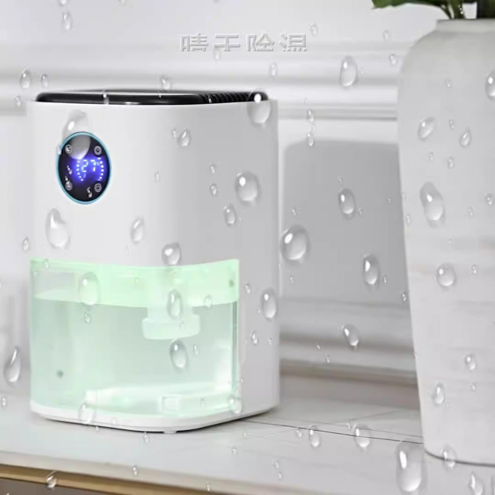 Weißer Luftentfeuchter mit grünem Wassertank, Digitalanzeige und Wassertropfen in der Luft. Eine weiße Vase ist ebenfalls vorhanden.