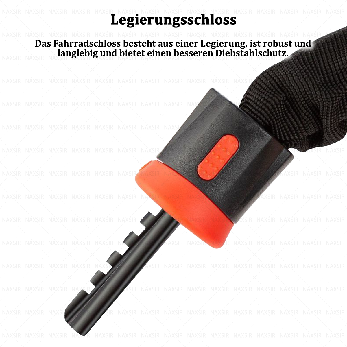 Nahaufnahme eines schwarz-orangenen Fahrradschlosses mit eingestecktem Schlüssel. Eine schwarze Kette ist am Schloss befestigt.