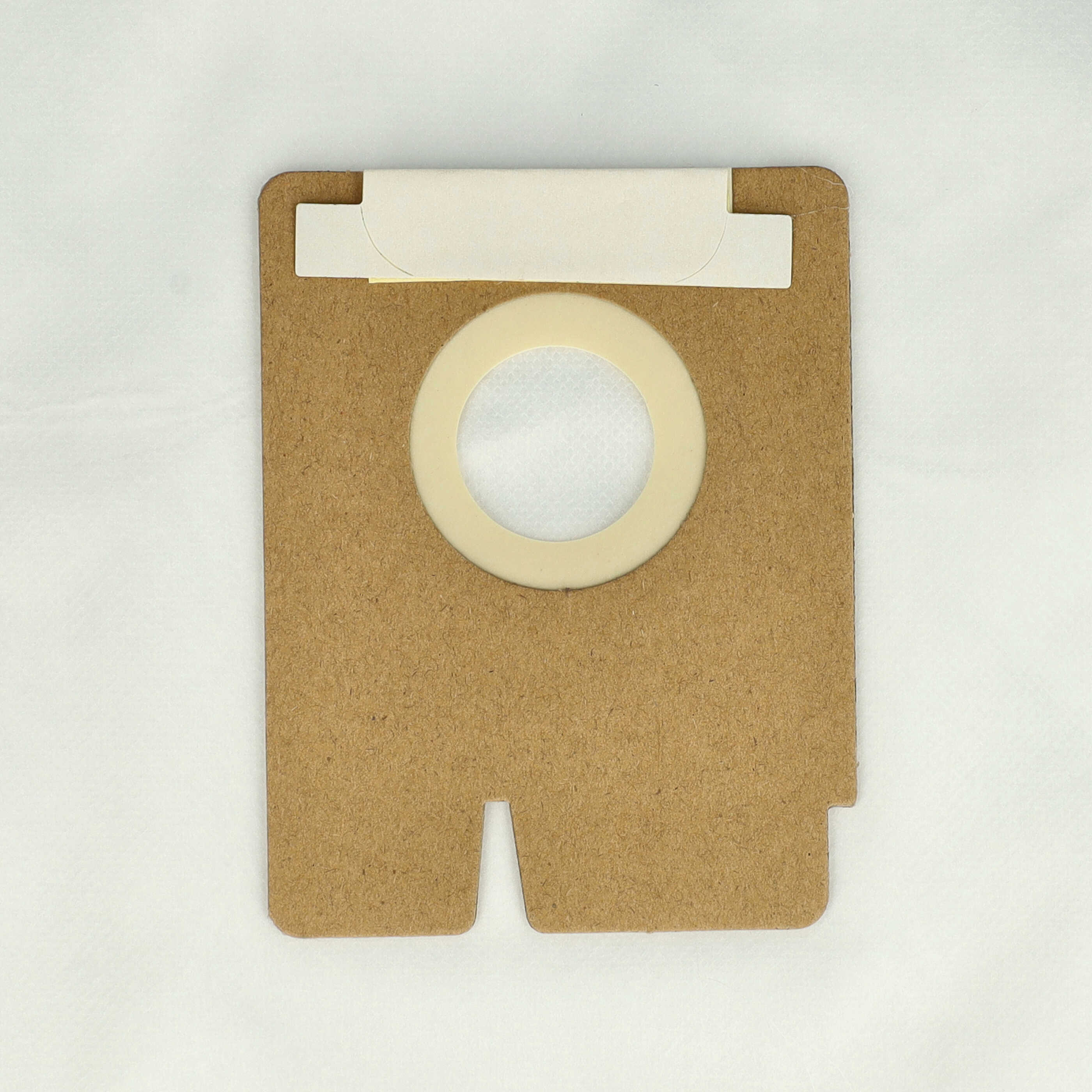Brauner Staubsaugerbeutel mit rundem Filter und weißer Papierklappe auf weißem Hintergrund.