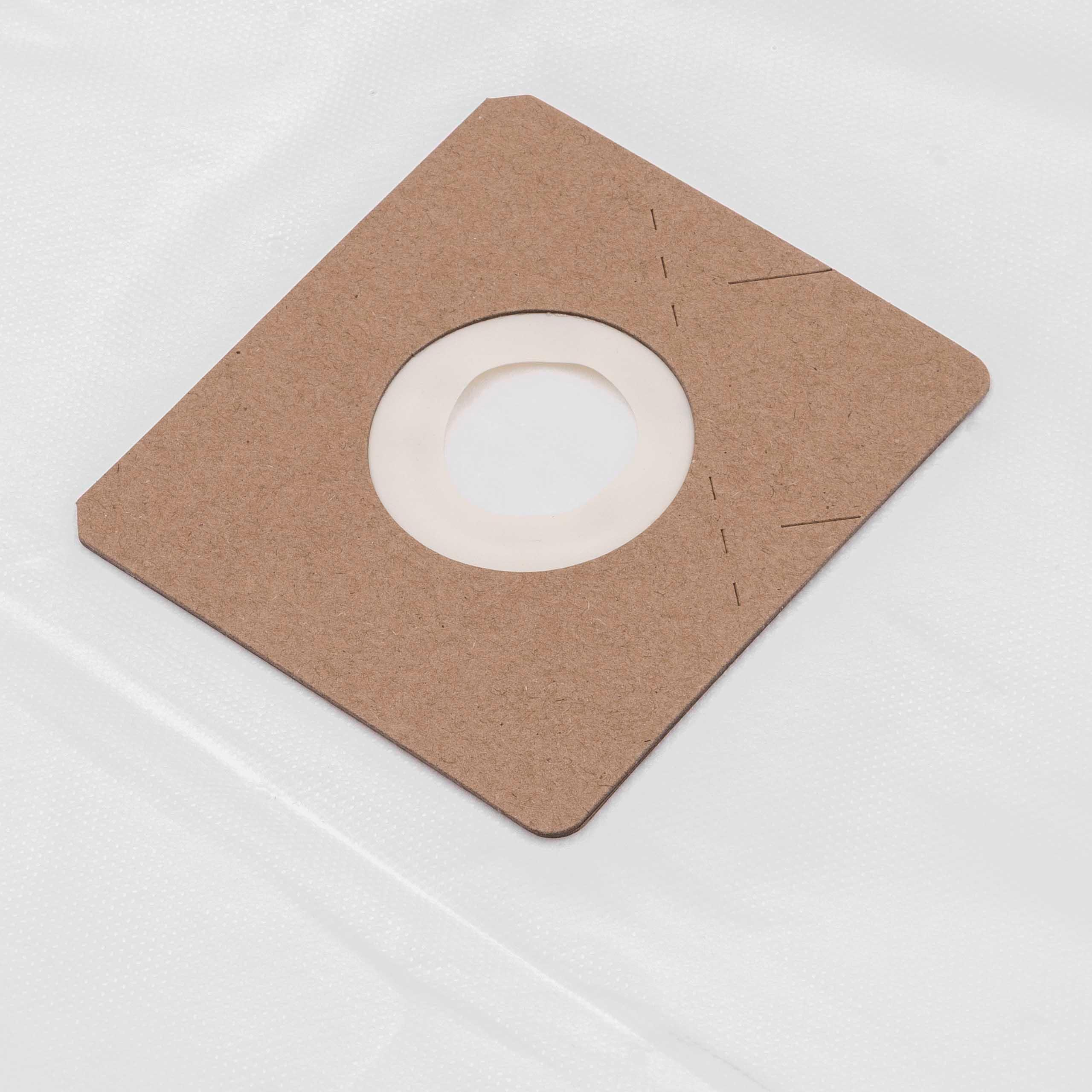 Ein brauner Papiersaugerbeutel mit einem weißen Mittelring. Er liegt auf einer weißen, strukturierten Oberfläche.