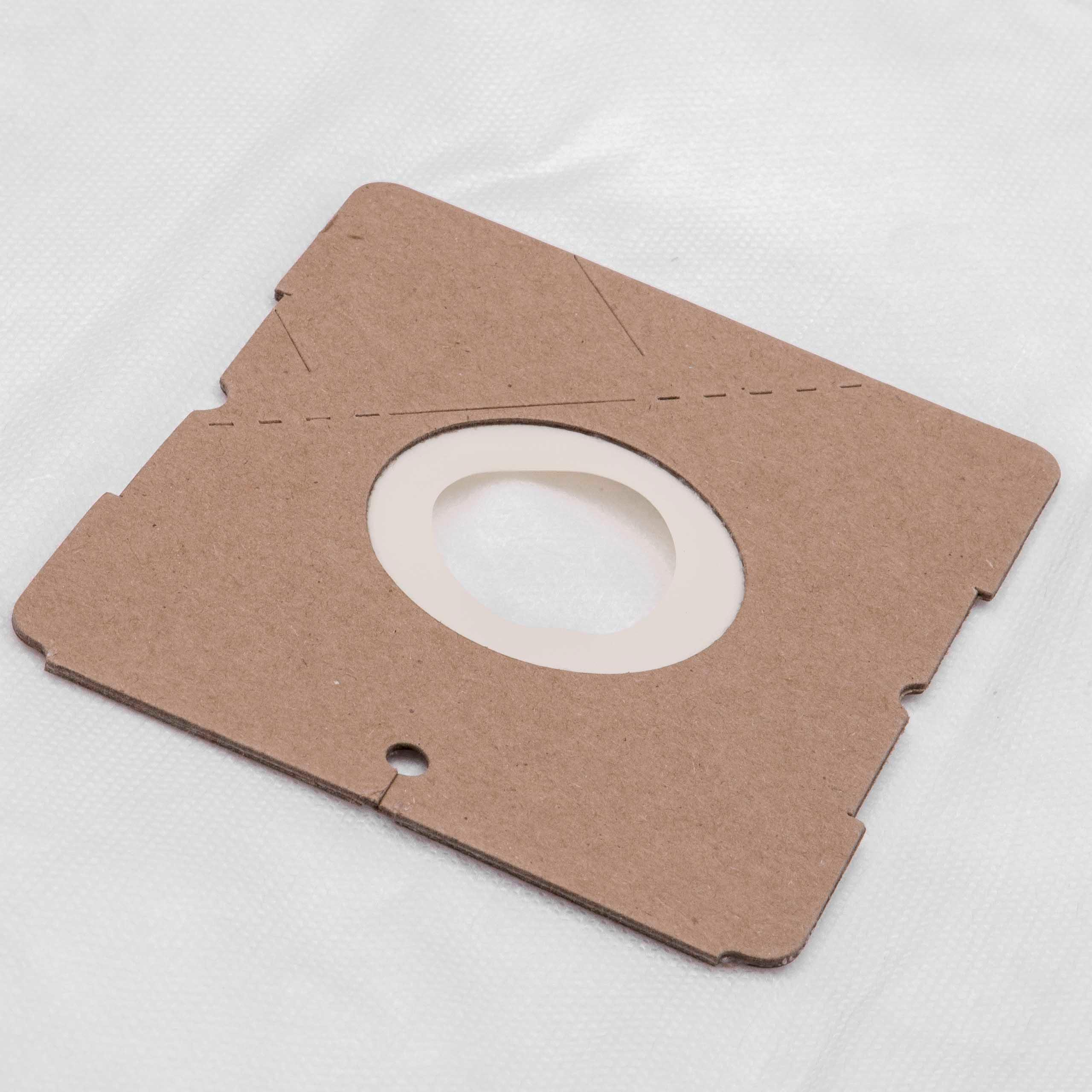 Ein brauner Staubsaugerbeutel aus Pappe mit ovaler Öffnung und weißem Rand auf weißem strukturierten Hintergrund.