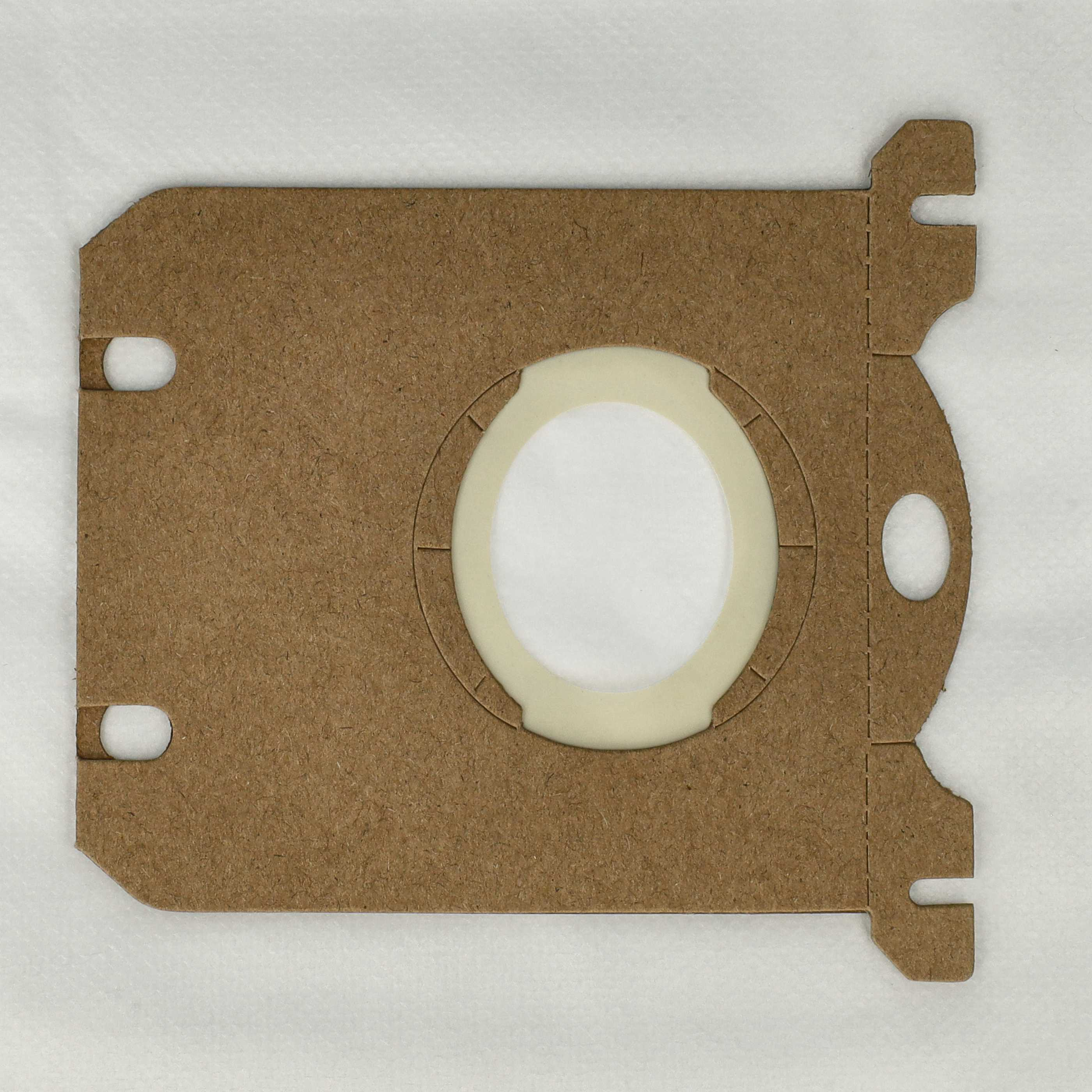 Ein brauner Staubsaugerbeutel mit weißem Filter in der Mitte. Es befindet sich auf weißem Hintergrund.