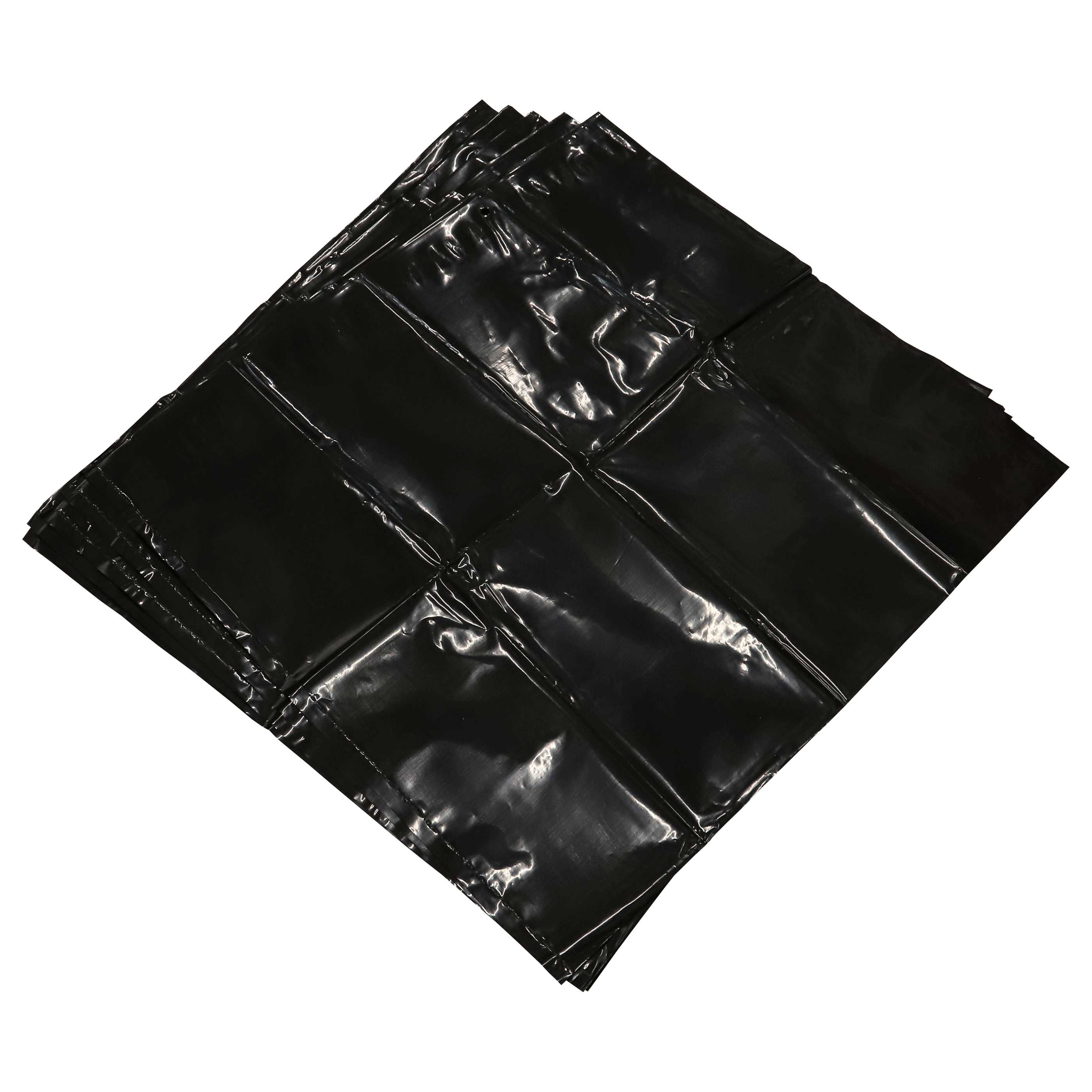 Ein Stapel schwarzer Kunststofffolien, möglicherweise für Verpackungen, auf weißem Hintergrund.