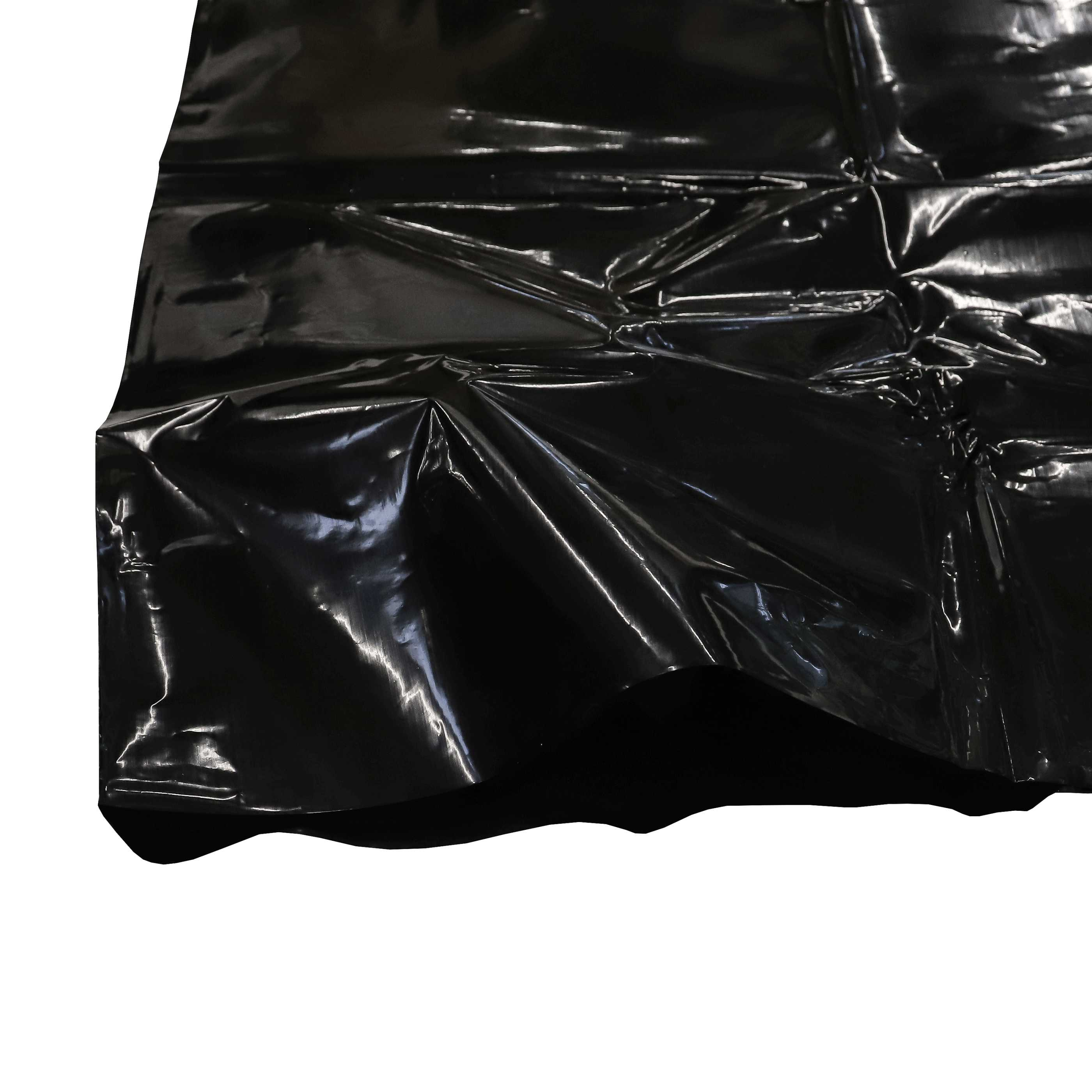 Nahaufnahme eines gefalteten, glänzenden schwarzen Materials, möglicherweise Kunststoff. Falten erzeugen Licht und Schatten. Weißer Raum links.
