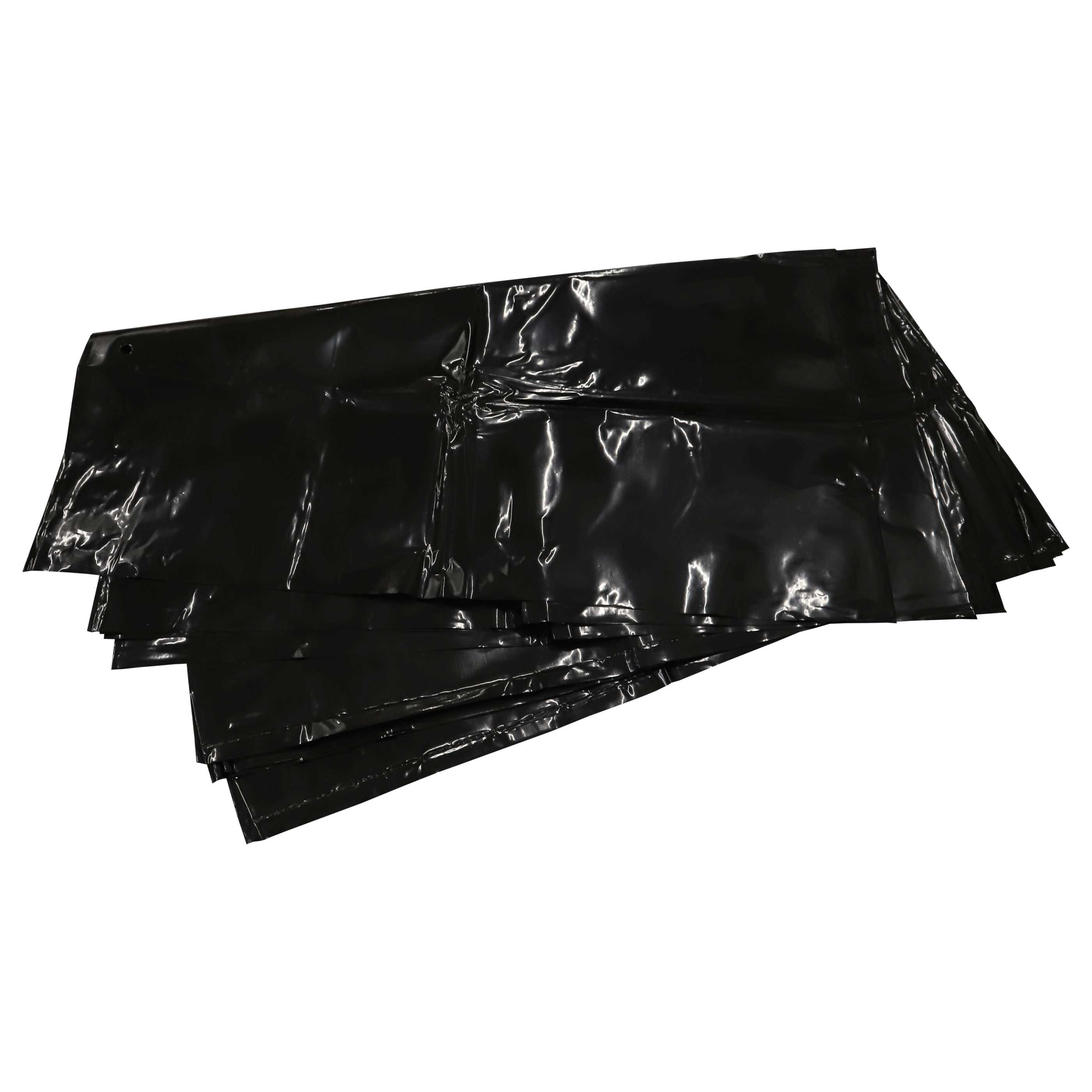 Mehrere schwarze Plastikplanen sind geschichtet und leicht zerknittert vor weißem Hintergrund, der das Licht reflektiert.