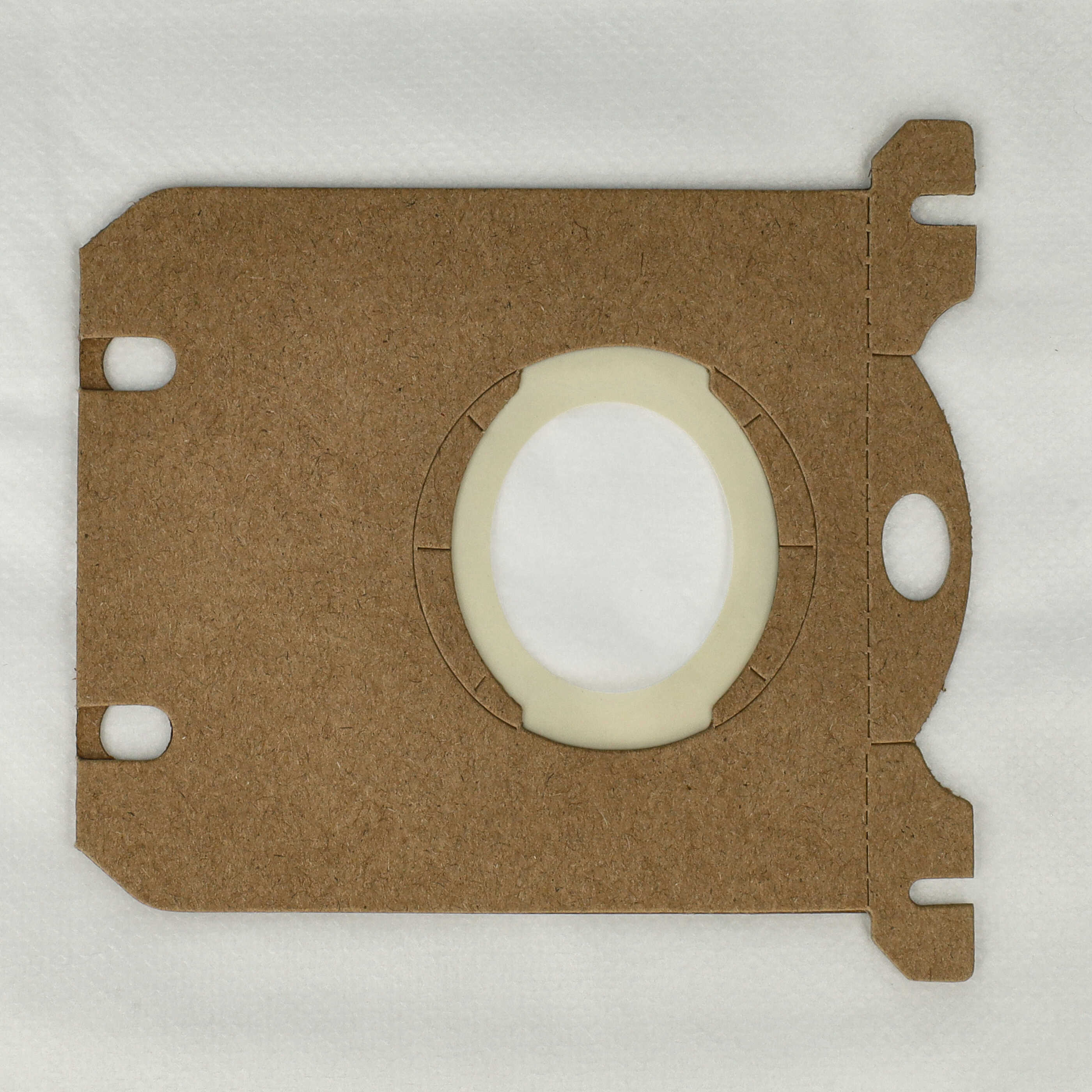 Ein neuer Staubsaugerbeutel, brauner Karton mit weißem Filter in der Mitte und weißem Hintergrund.
