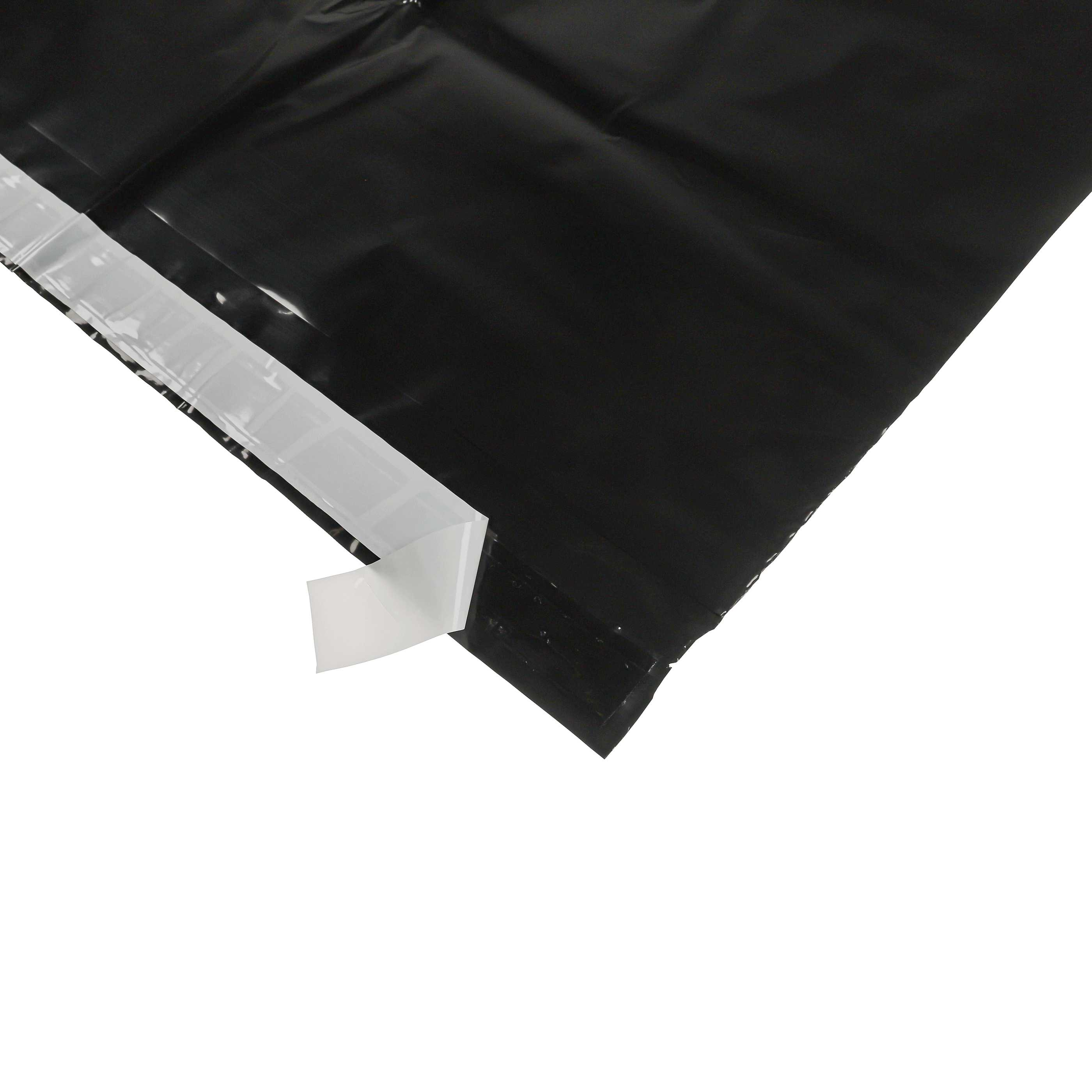 Eine schwarze Plastiktüte mit einem weißen Klebestreifen. Die Tüte ist teilweise geöffnet, das Innere ist sichtbar. Der Hintergrund ist weiß.