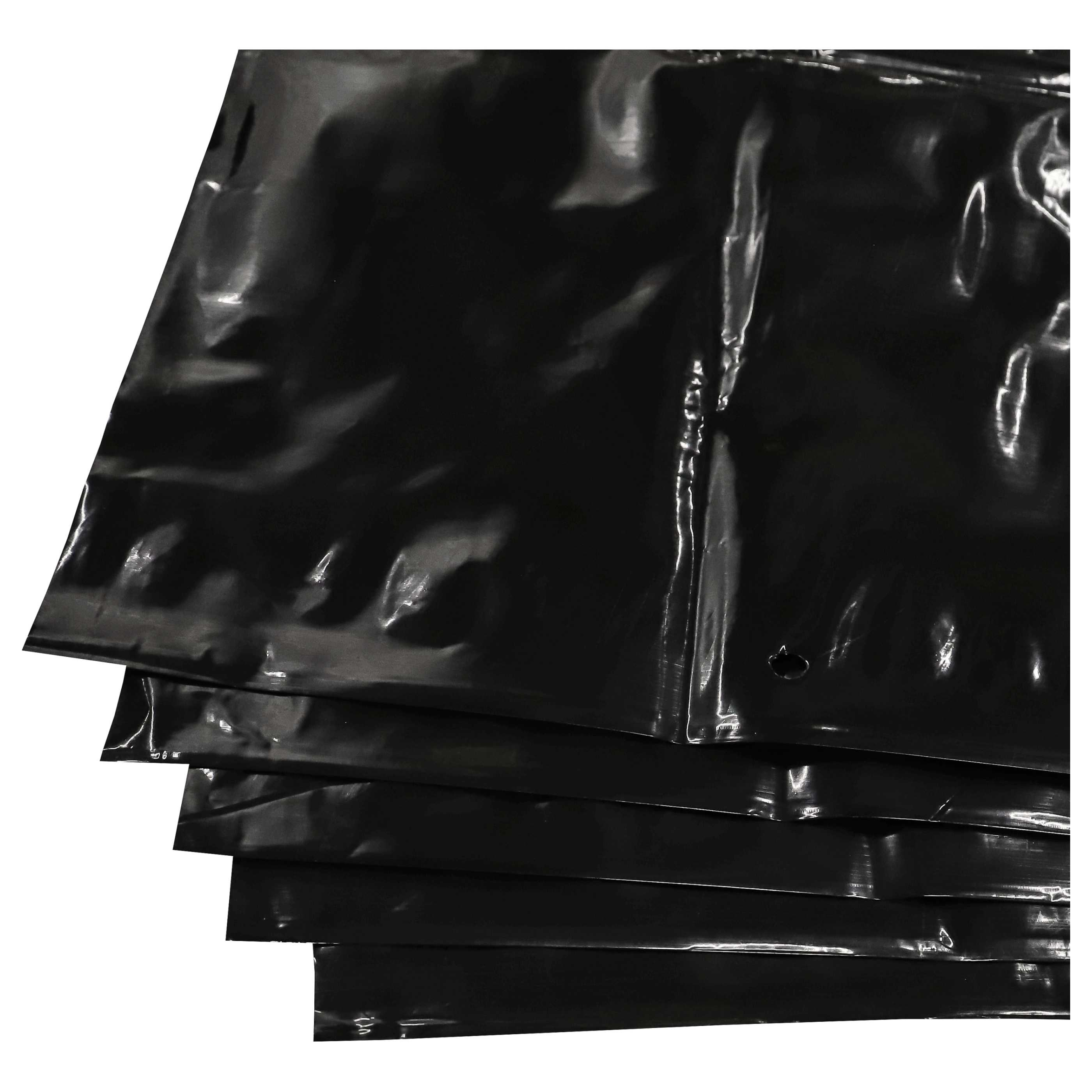 Mehrere sich überlappende schwarze Plastiktüten sind sichtbar. Die Taschen haben eine glänzende Oberfläche und sind diagonal angeordnet.