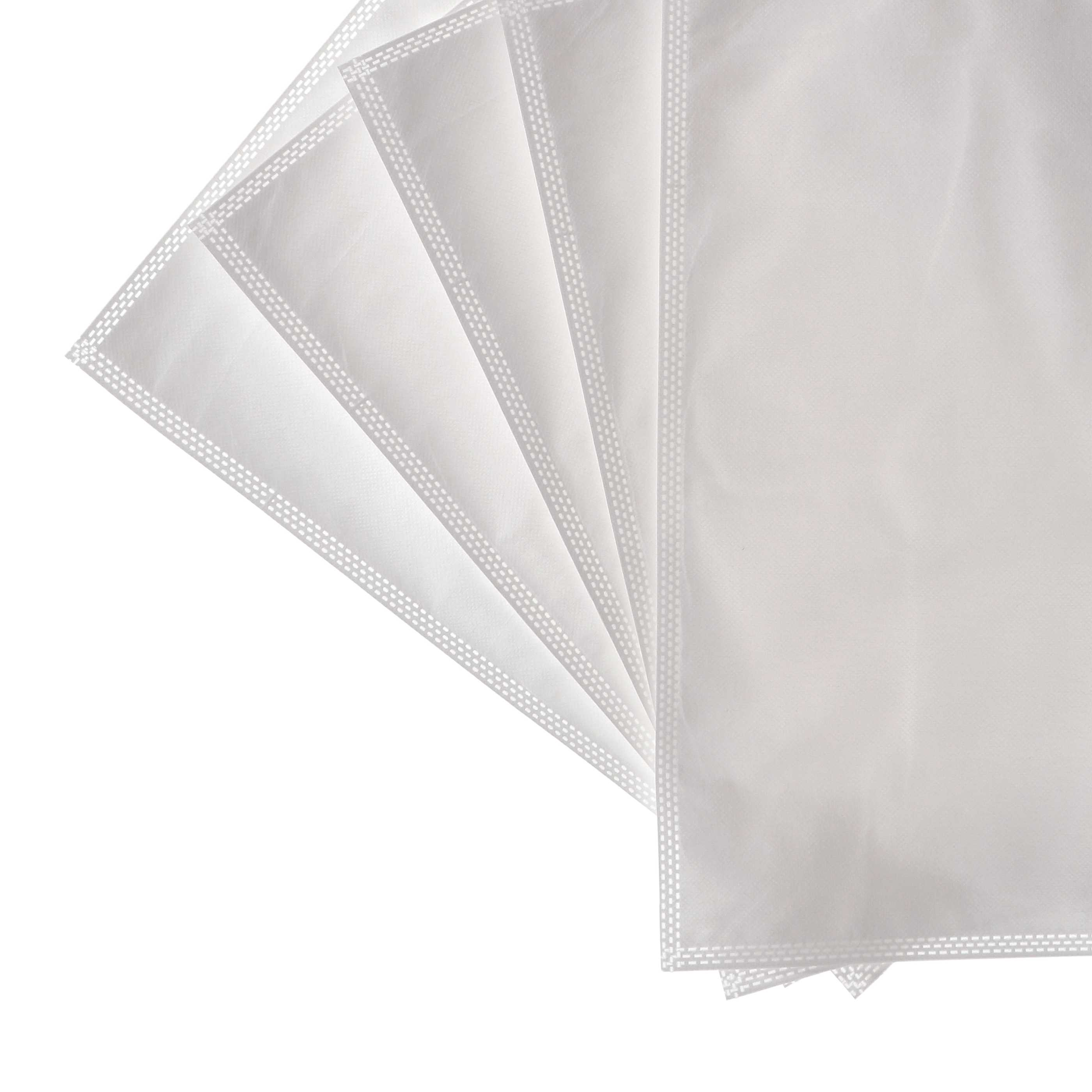 Ein Stapel weißer, halbtransparenter Plastikhüllen, die an den Rändern vernäht und auf weißem Hintergrund ausgefächert sind.