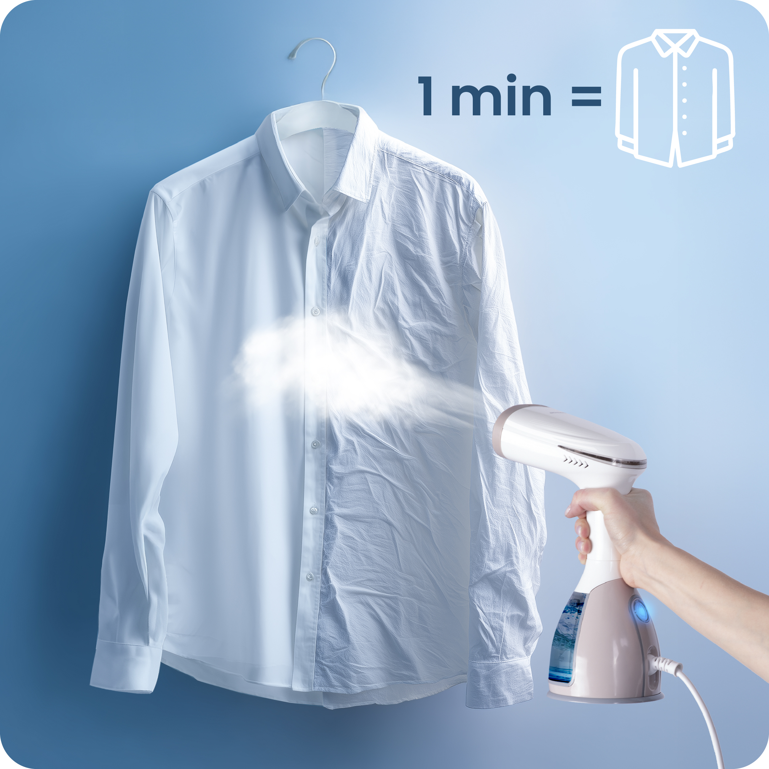 Biała koszula wisi na wieszaku, jest prasowana parą za pomocą parownicy ręcznej. Tło jest jasnoniebieskie.