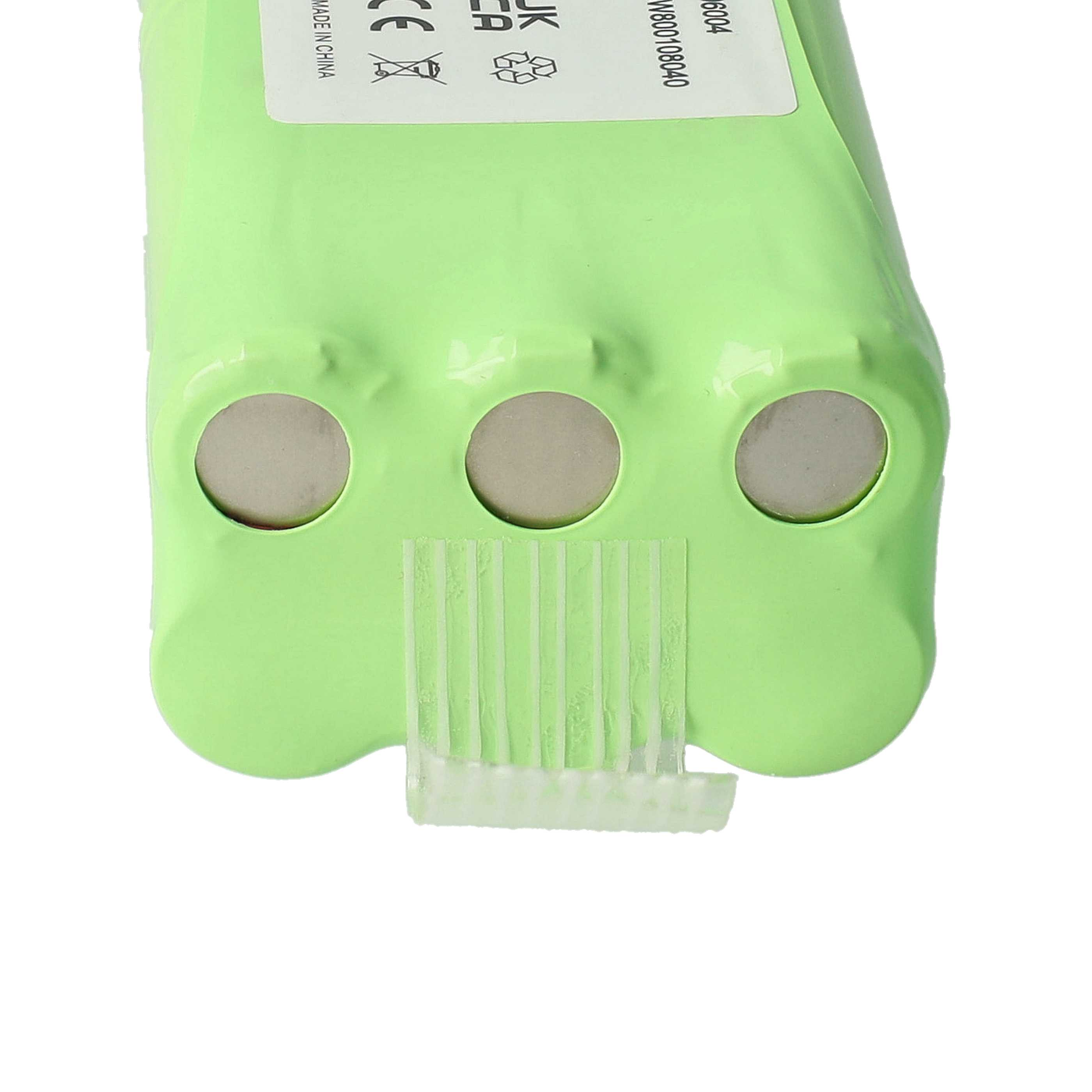 Grüner Akku mit drei kreisförmigen Öffnungen und einem weißen Stecker. Weißer Hintergrund.