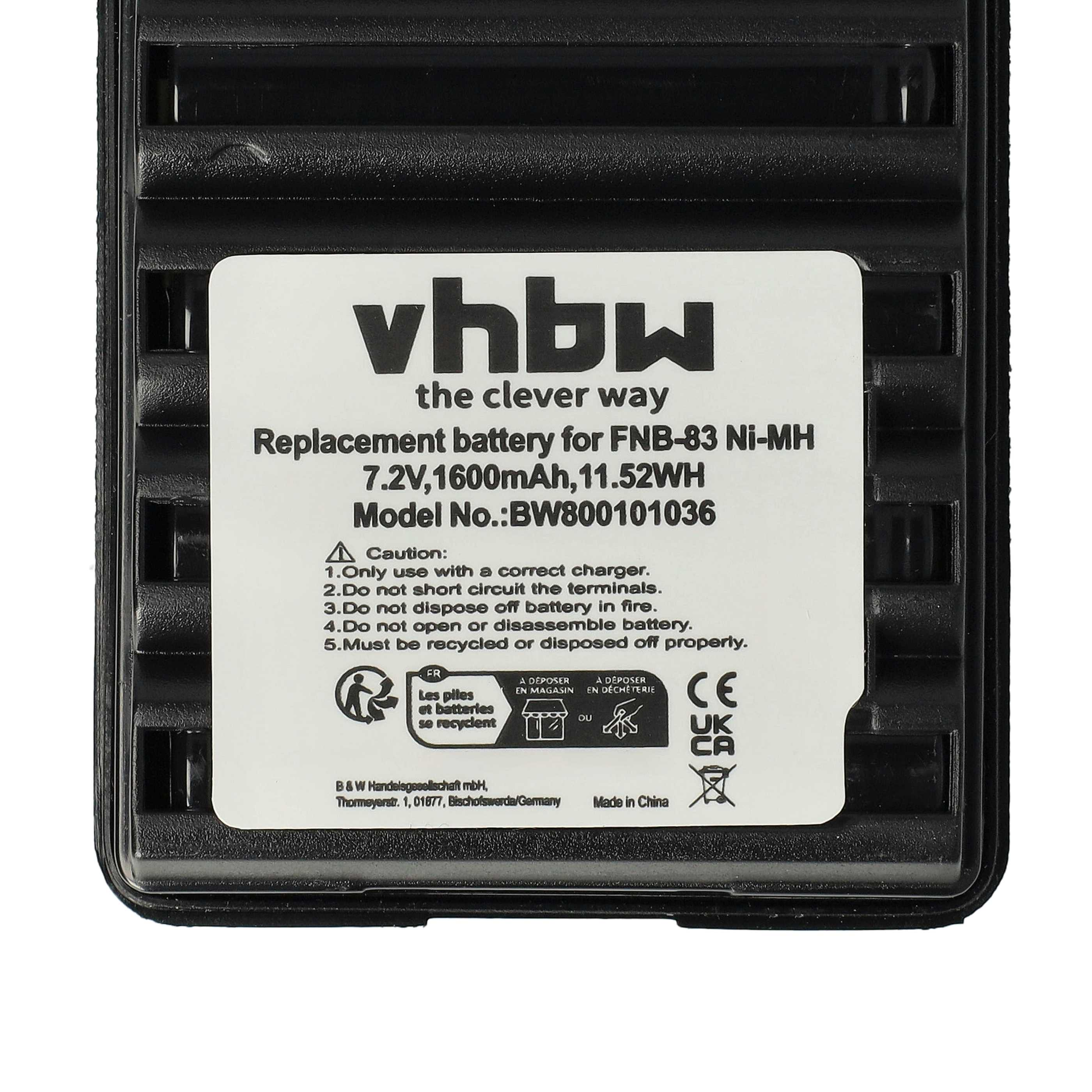 Ein schwarzes Batterieladegerät mit weißem Etikett. Das Etikett enthält den Markennamen, Produktdetails und Recycling-Symbole.