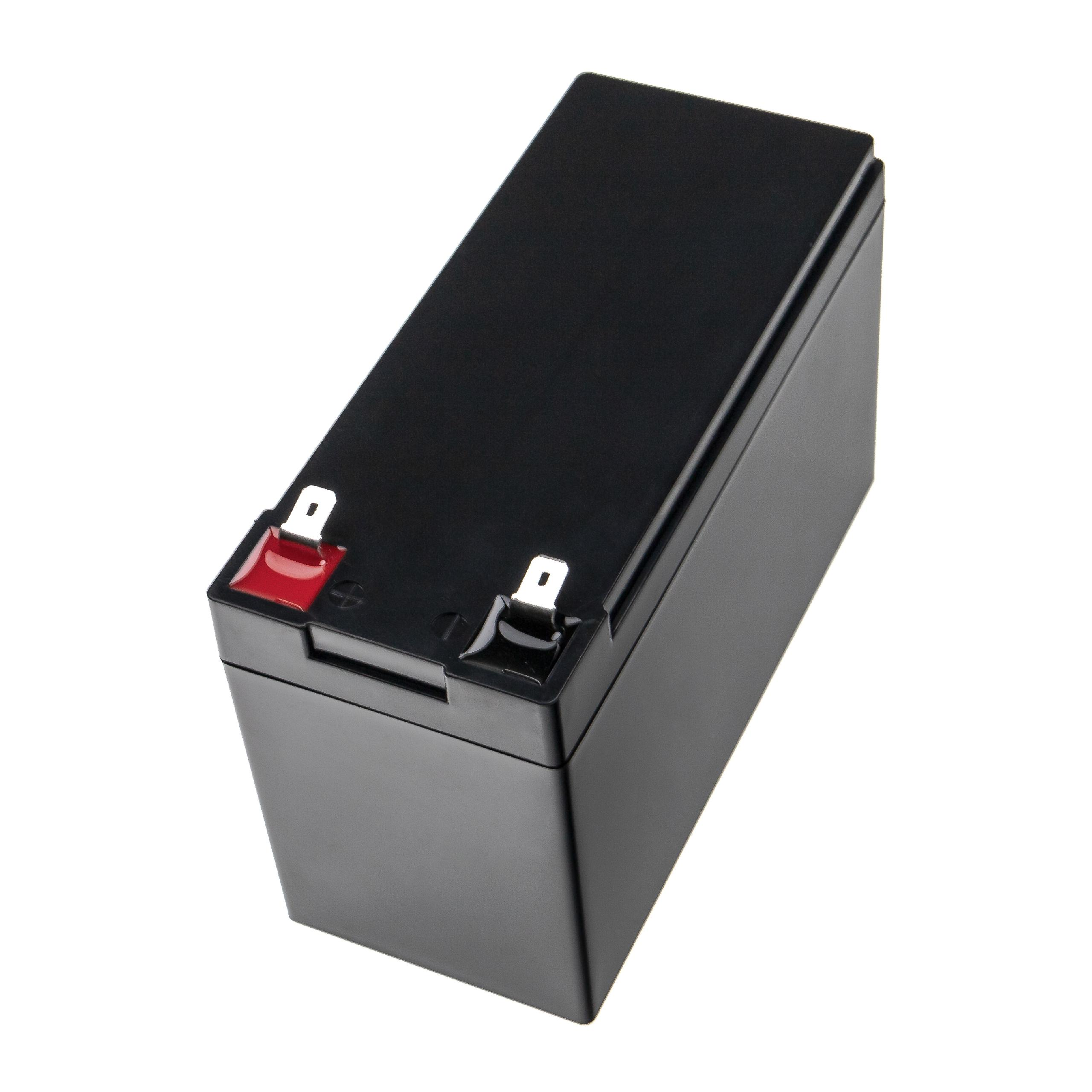 Eine schwarze rechteckige Batterie mit roten und schwarzen Anschlüssen auf weißem Hintergrund.