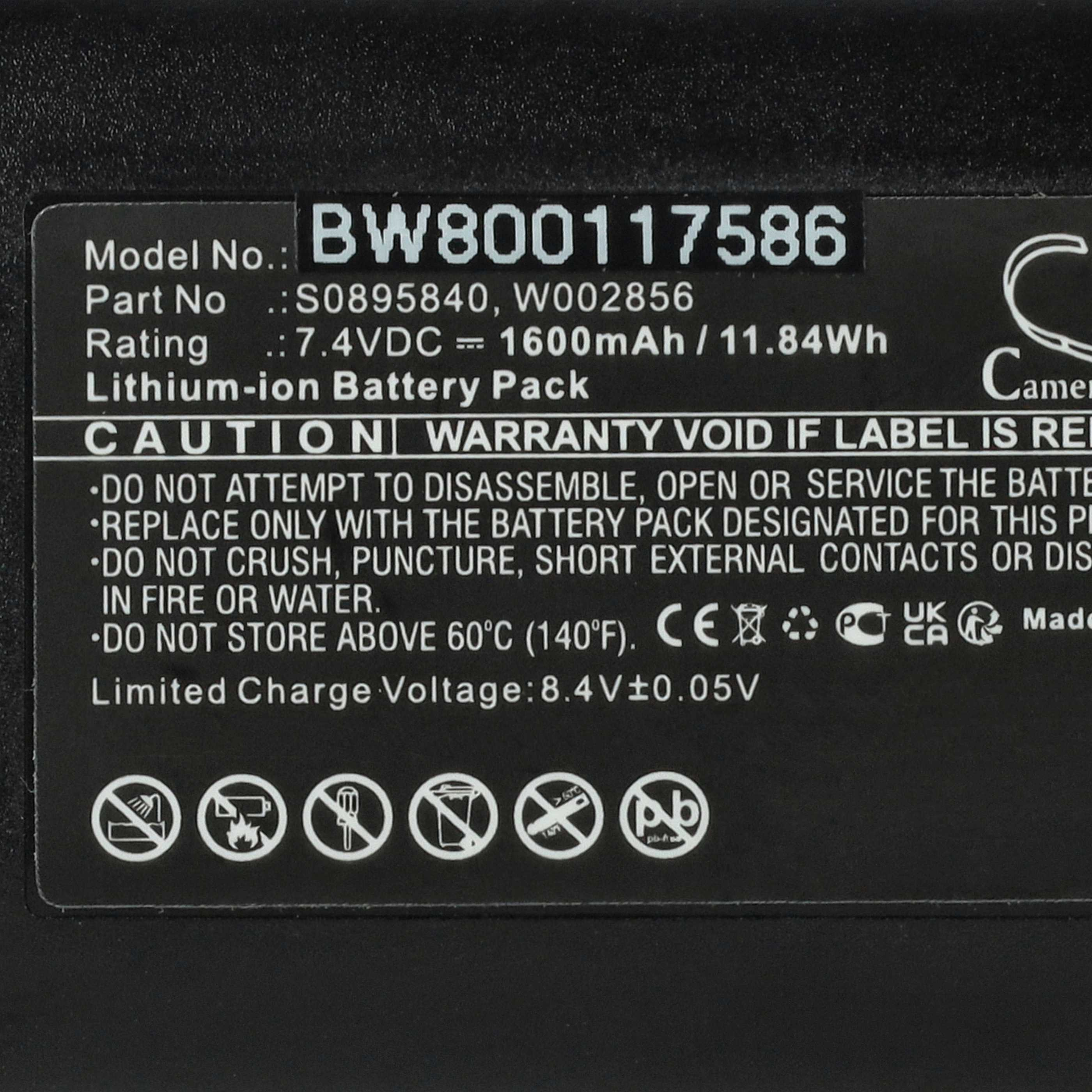 Nahaufnahme eines schwarzen Batterieetiketts. Es enthält Modell-, Teile- und Bewertungsinformationen. Warnungen und Symbole sind ebenfalls sichtbar.