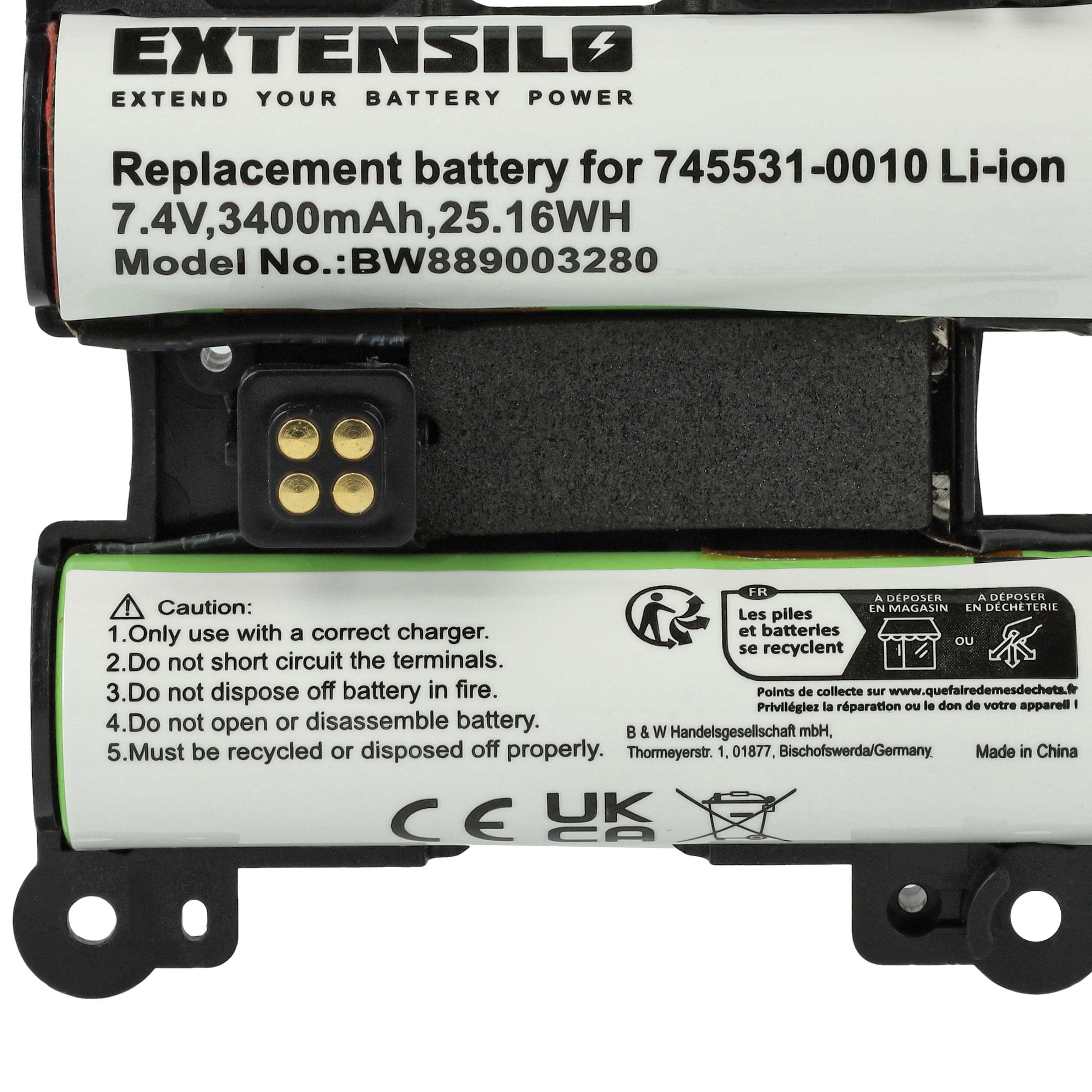 Batteriepack, weißes Etikett mit schwarzem Text, Warnhinweisen und Recycling-Symbolen. Schwarzer Kunststoffrahmen und goldene Anschlüsse.
