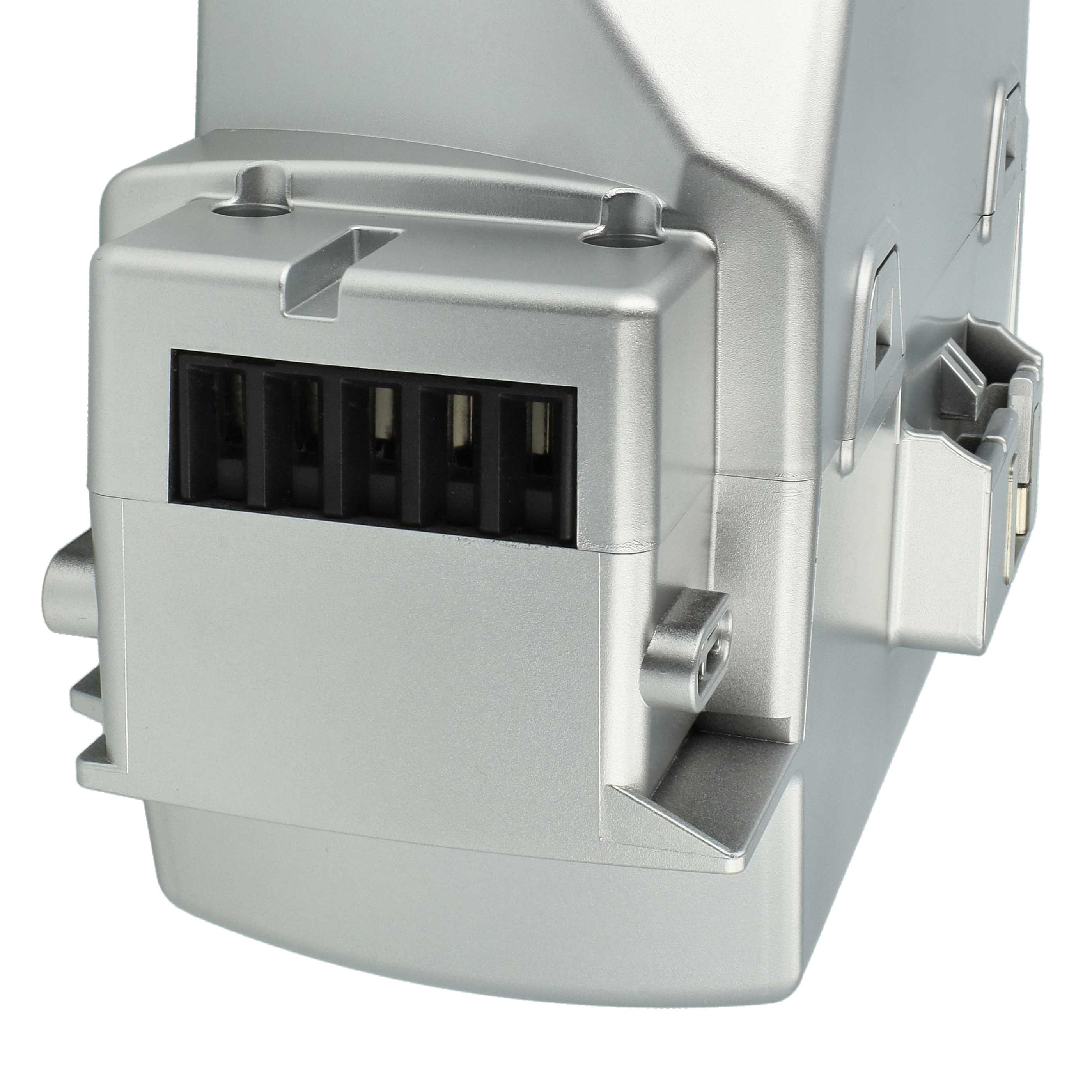Nahaufnahme einer silbernen elektrischen Komponente mit schwarzen Steckern und weißem Hintergrund.