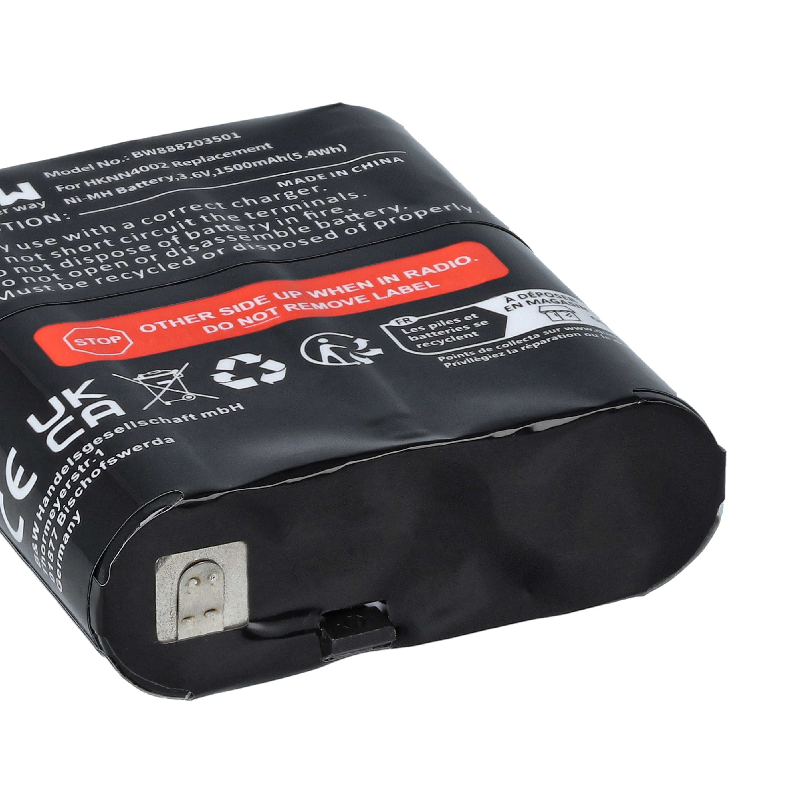 Eine schwarze Batterie mit weißem Text. Sie hat einen Metallkontakt und ein Warnetikett.