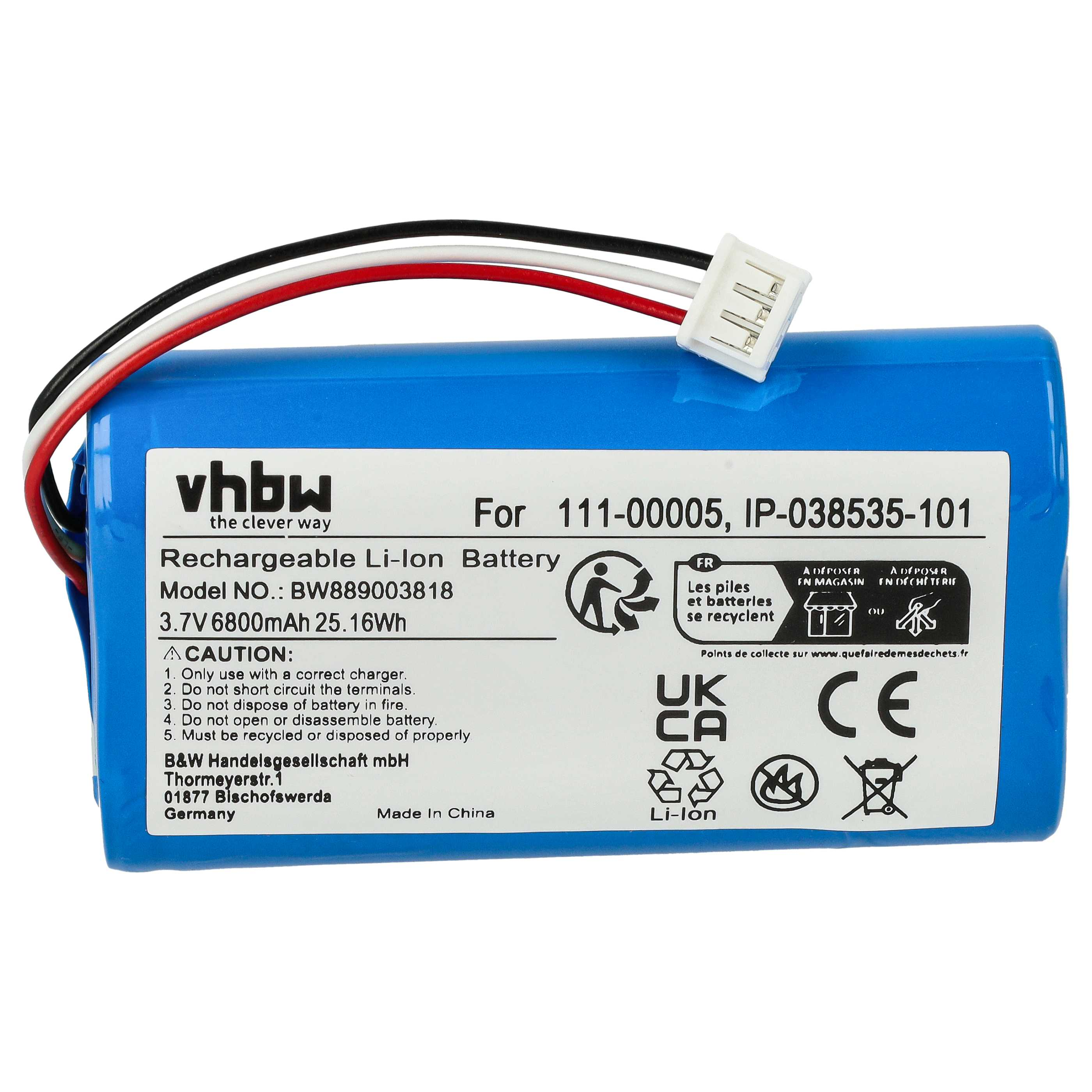 Blaue Li-Ion-Batterie mit weißem Etikett. Text enthält Modell, Warnungen und Recycling-Symbole. Drähte und ein Stecker sind sichtbar.